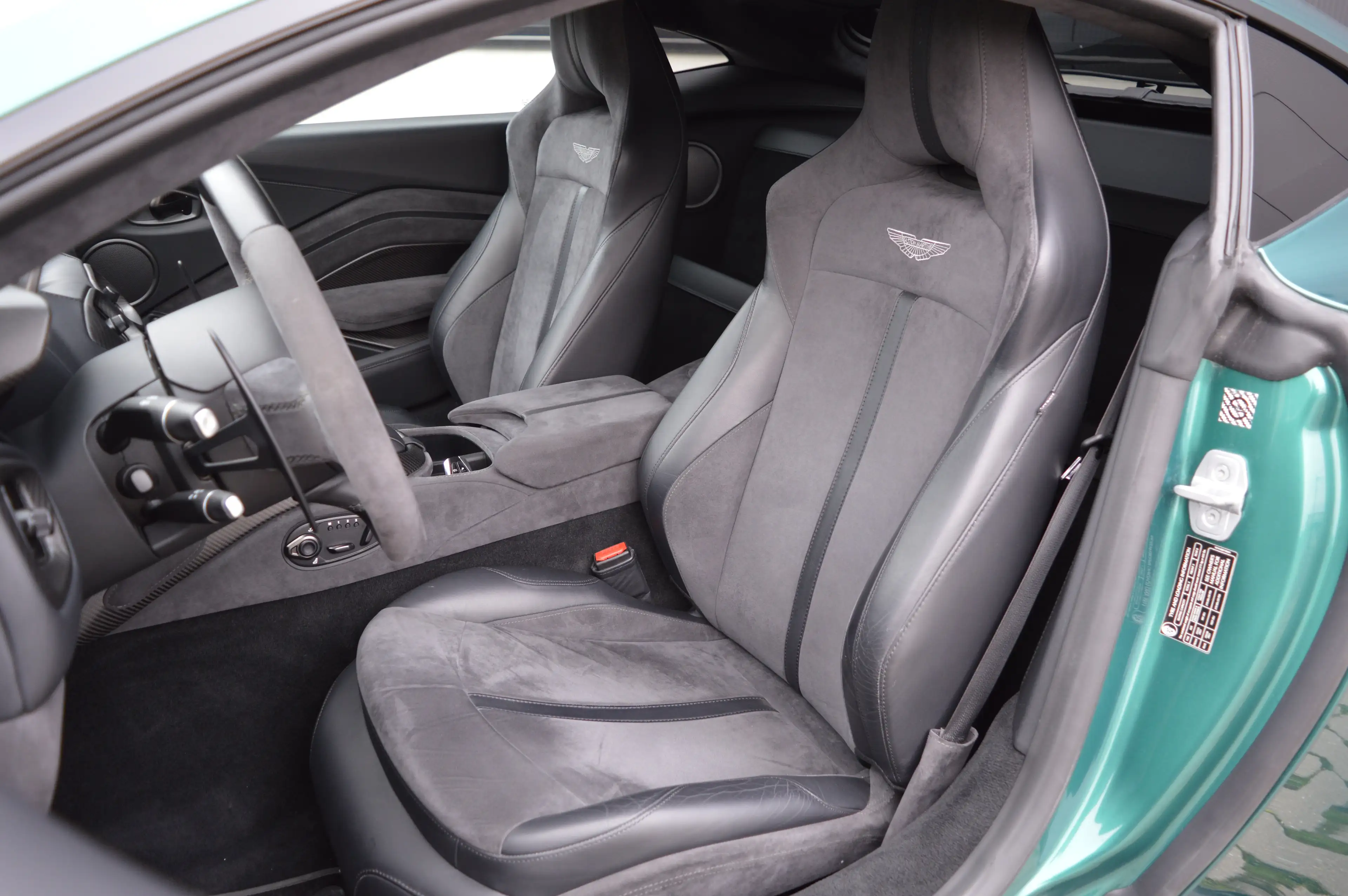 Aston Martin V8 New Vantage coupé F1 edition 22.000 km - Carbon — photo 13