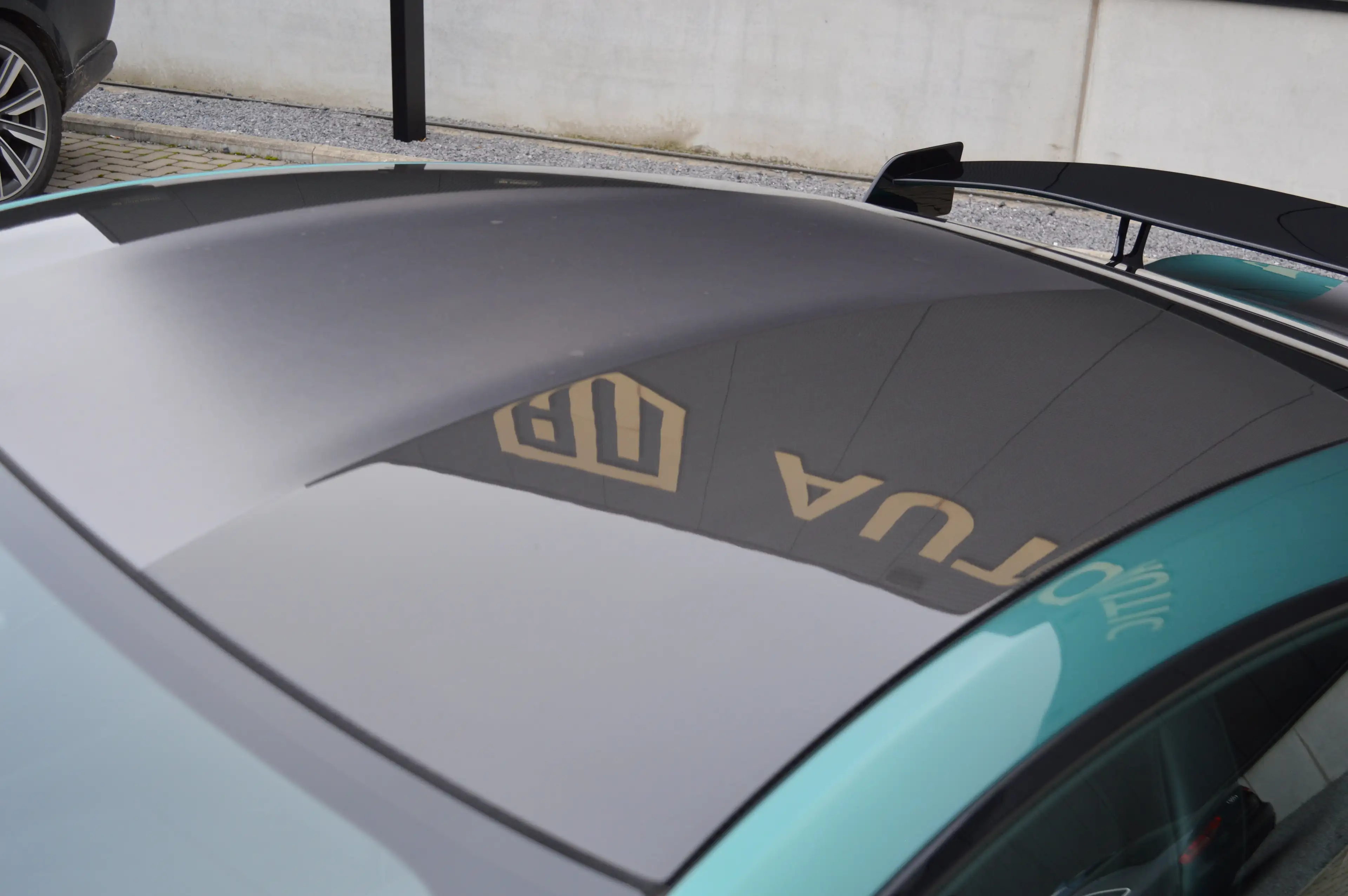 Aston Martin V8 New Vantage coupé F1 edition 22.000 km - Carbon — photo 10