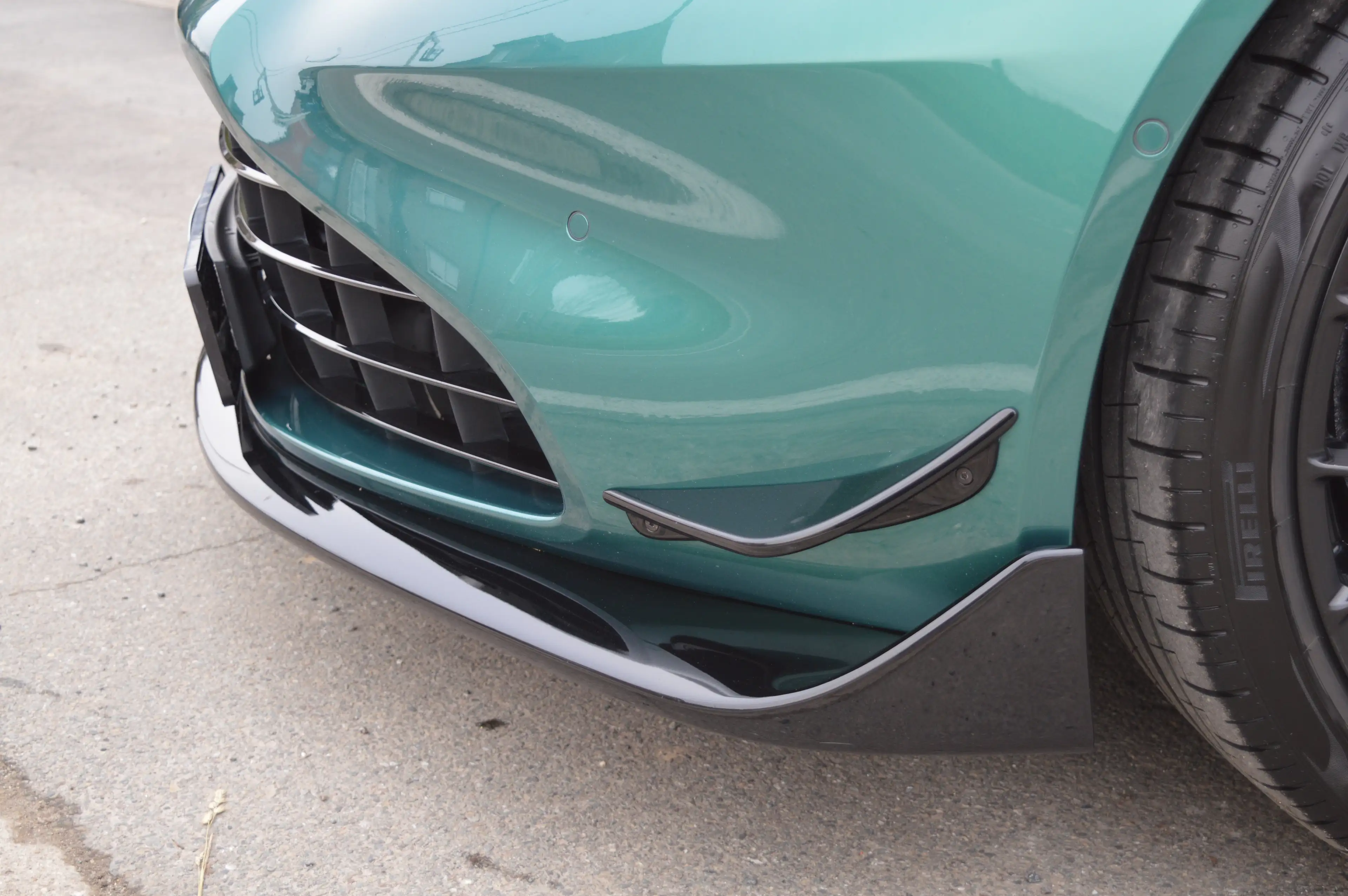 Aston Martin V8 New Vantage coupé F1 edition 22.000 km - Carbon — photo 8