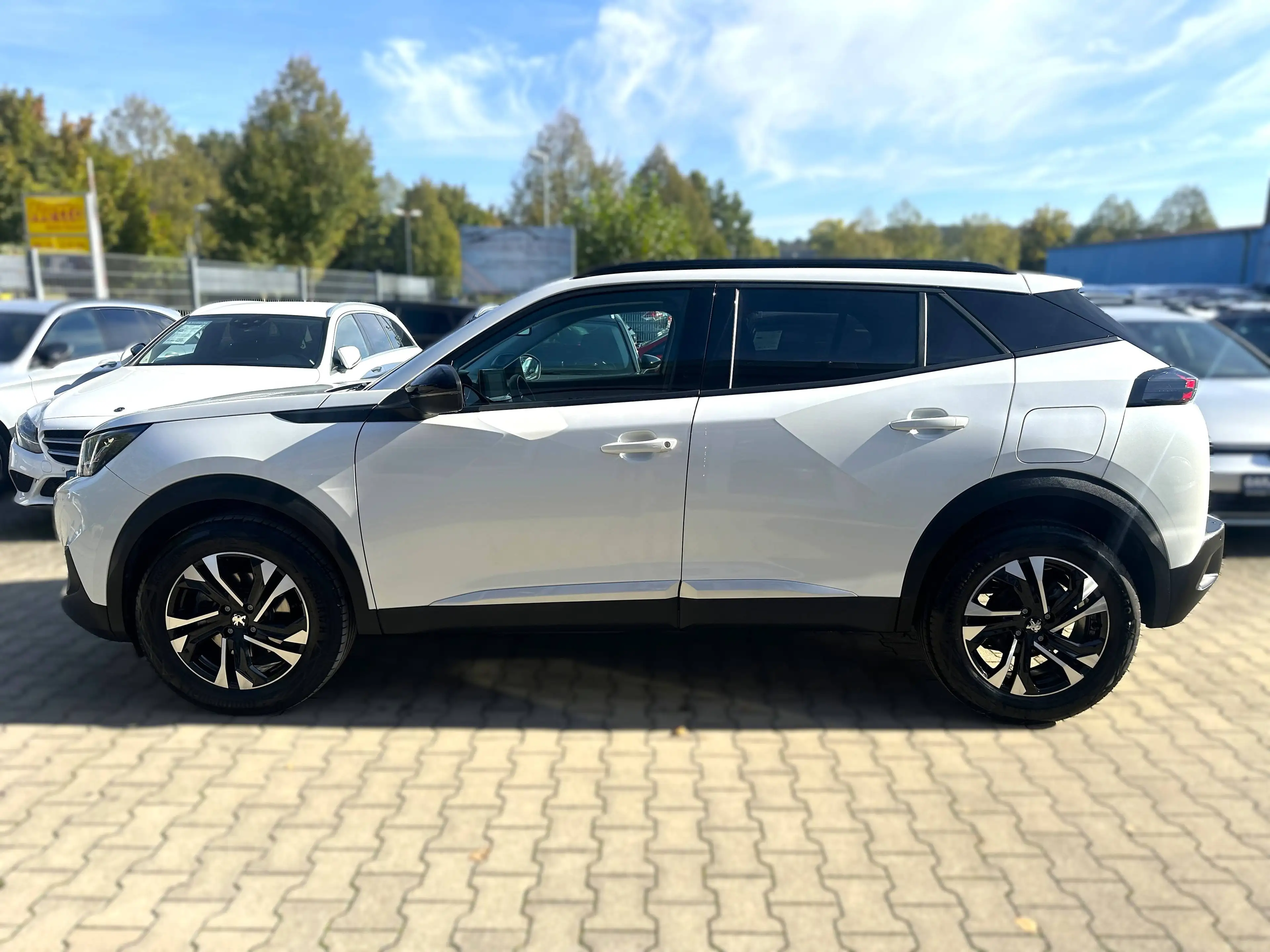 Peugeot 2008 *AUTOMATIK*AHK*Navi*Kamera*LED-Scheinw*8xAlu — photo 2