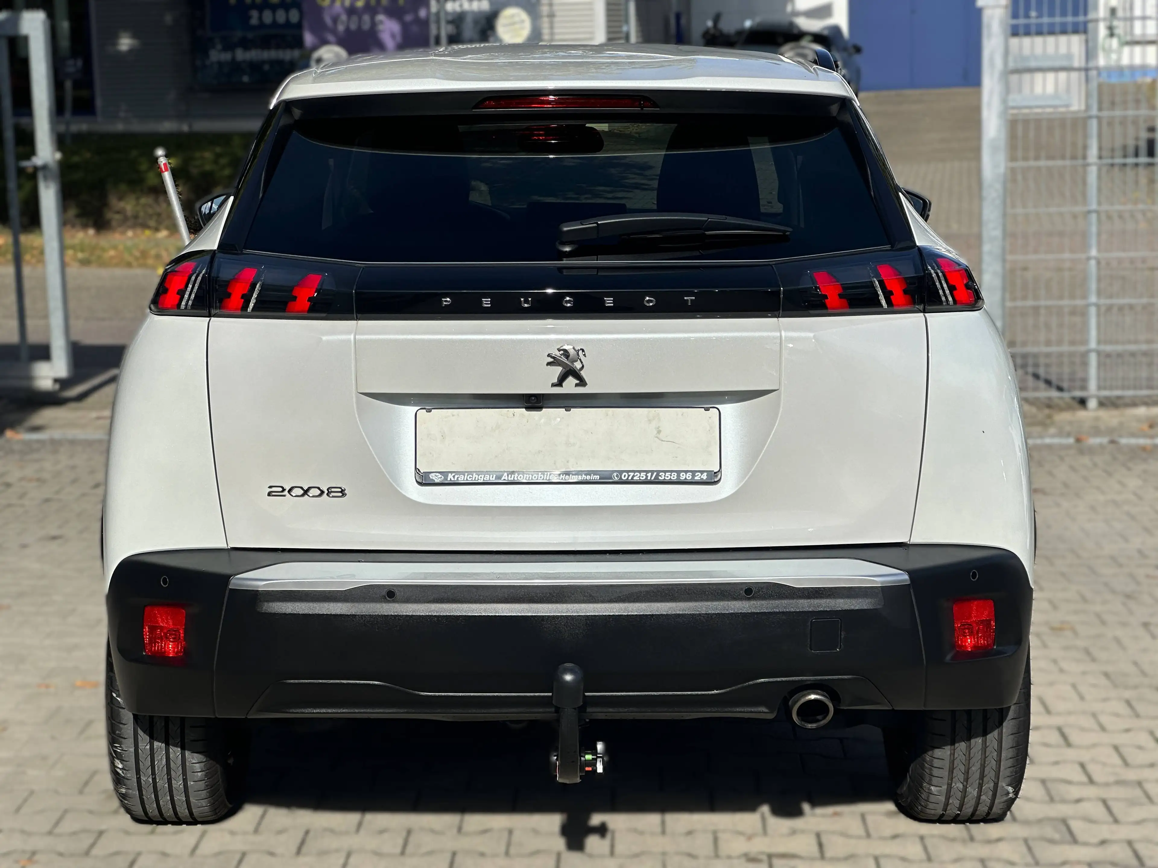 Peugeot 2008 *AUTOMATIK*AHK*Navi*Kamera*LED-Scheinw*8xAlu — photo 4