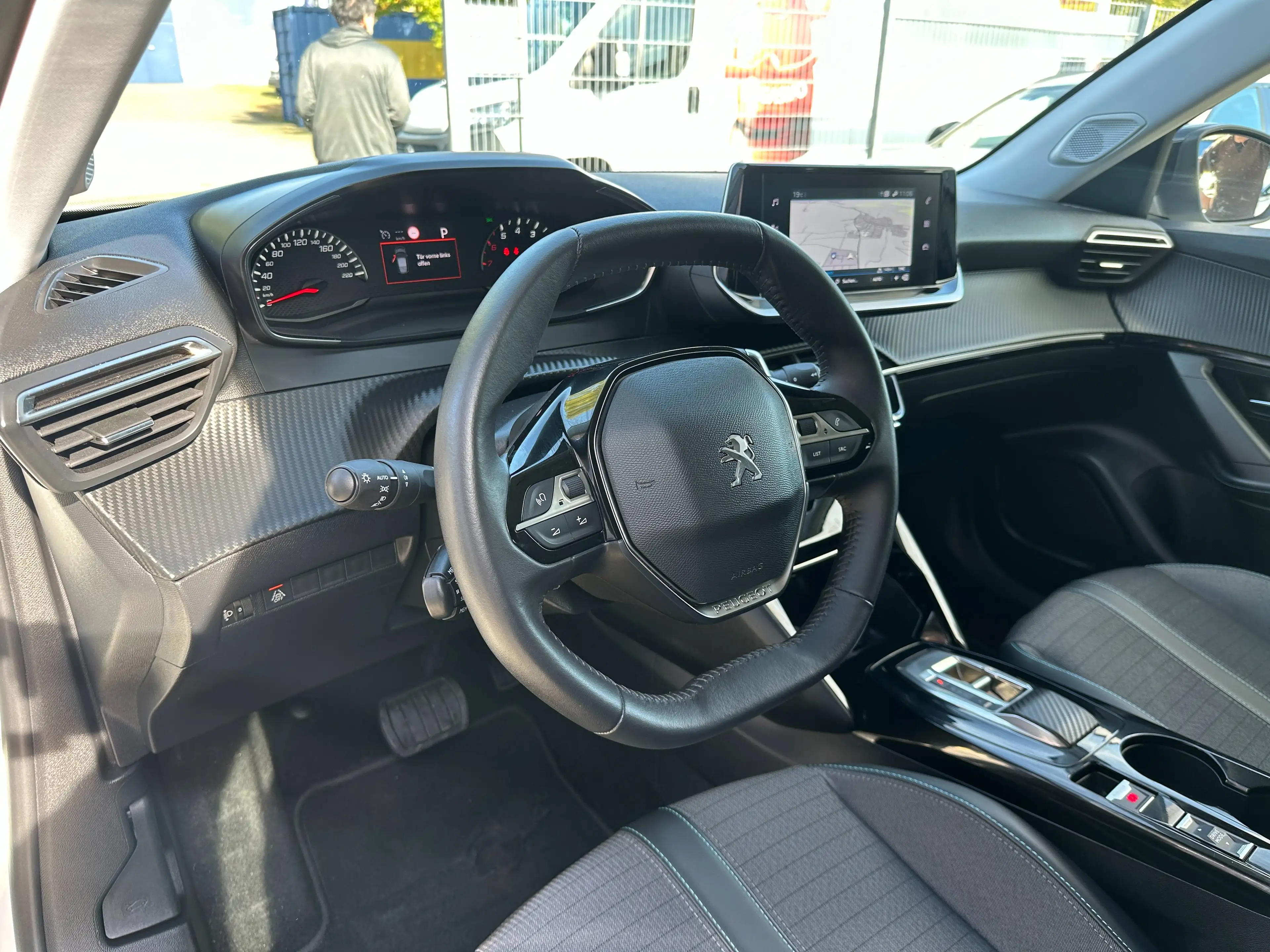 Peugeot 2008 *AUTOMATIK*AHK*Navi*Kamera*LED-Scheinw*8xAlu — photo 15