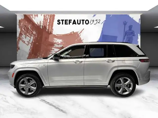 Jeep Grand Cherokee view 4