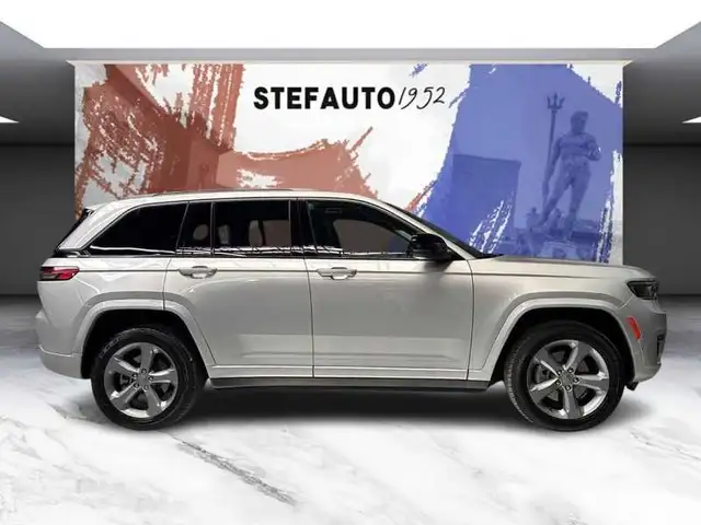 Jeep Grand Cherokee view 3
