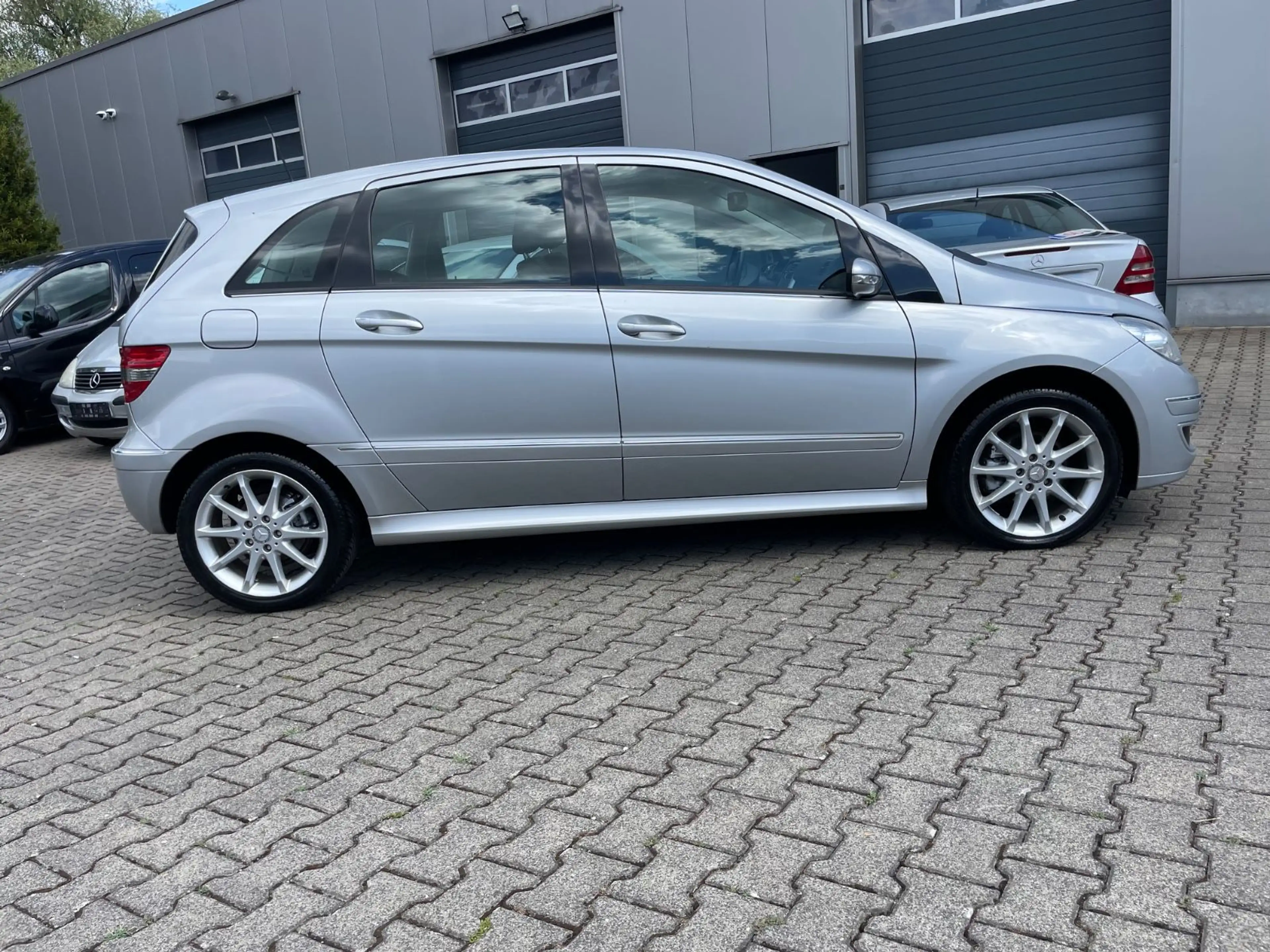 Mercedes-Benz B 170 Automatik 17" Alu PDC SHZ Teilleder NEUZST — photo 4
