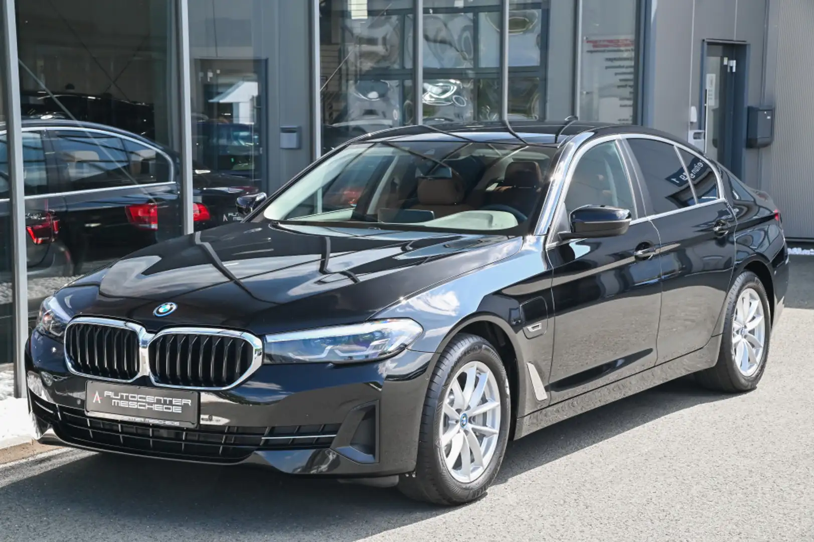 BMW 530 Lim. Vollleder Cognacbraun* Navi* Kamera* Zwart - 2