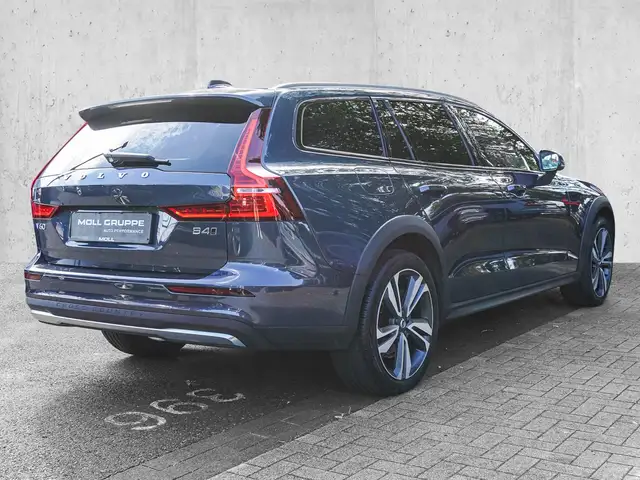 Volvo V60 Cross Country view 4