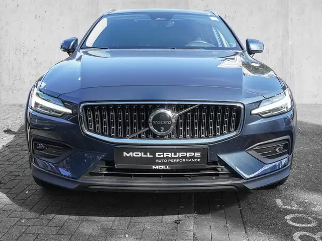 Volvo V60 Cross Country view 3