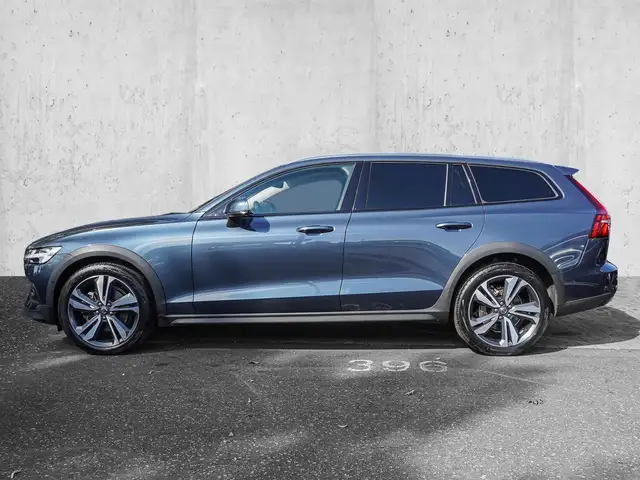 Volvo V60 Cross Country view 5