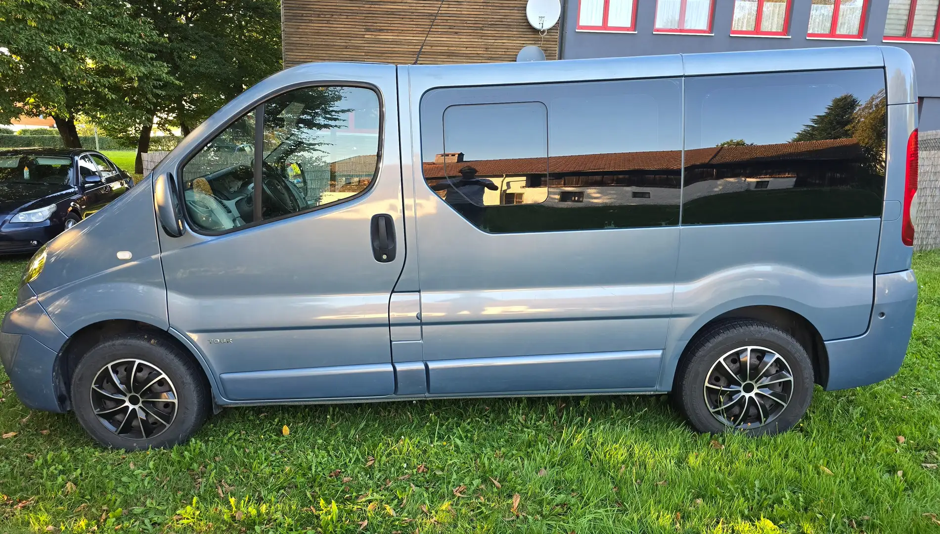 Opel Vivaro Tour 7 Sitzer *Top Zustand* Garagenfahrzeug Blau - 2