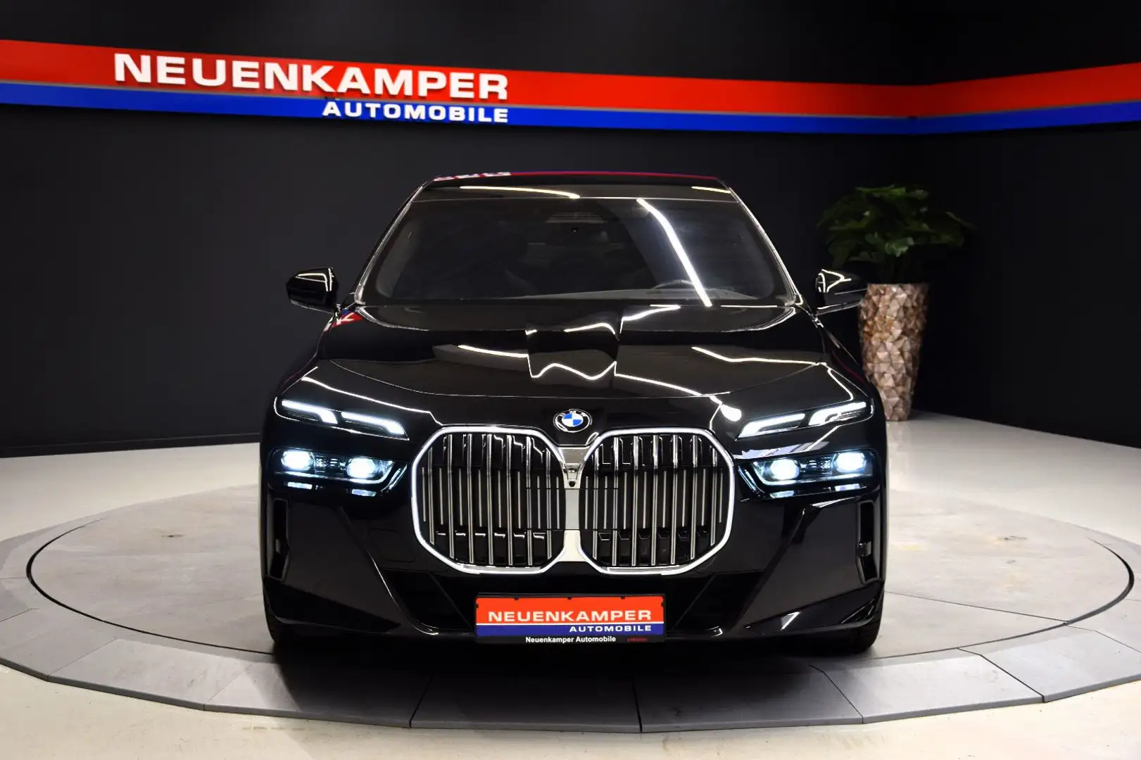 BMW 740 d xDrive M Sport Pano Memory B&W Soft-Close Schwarz - 2