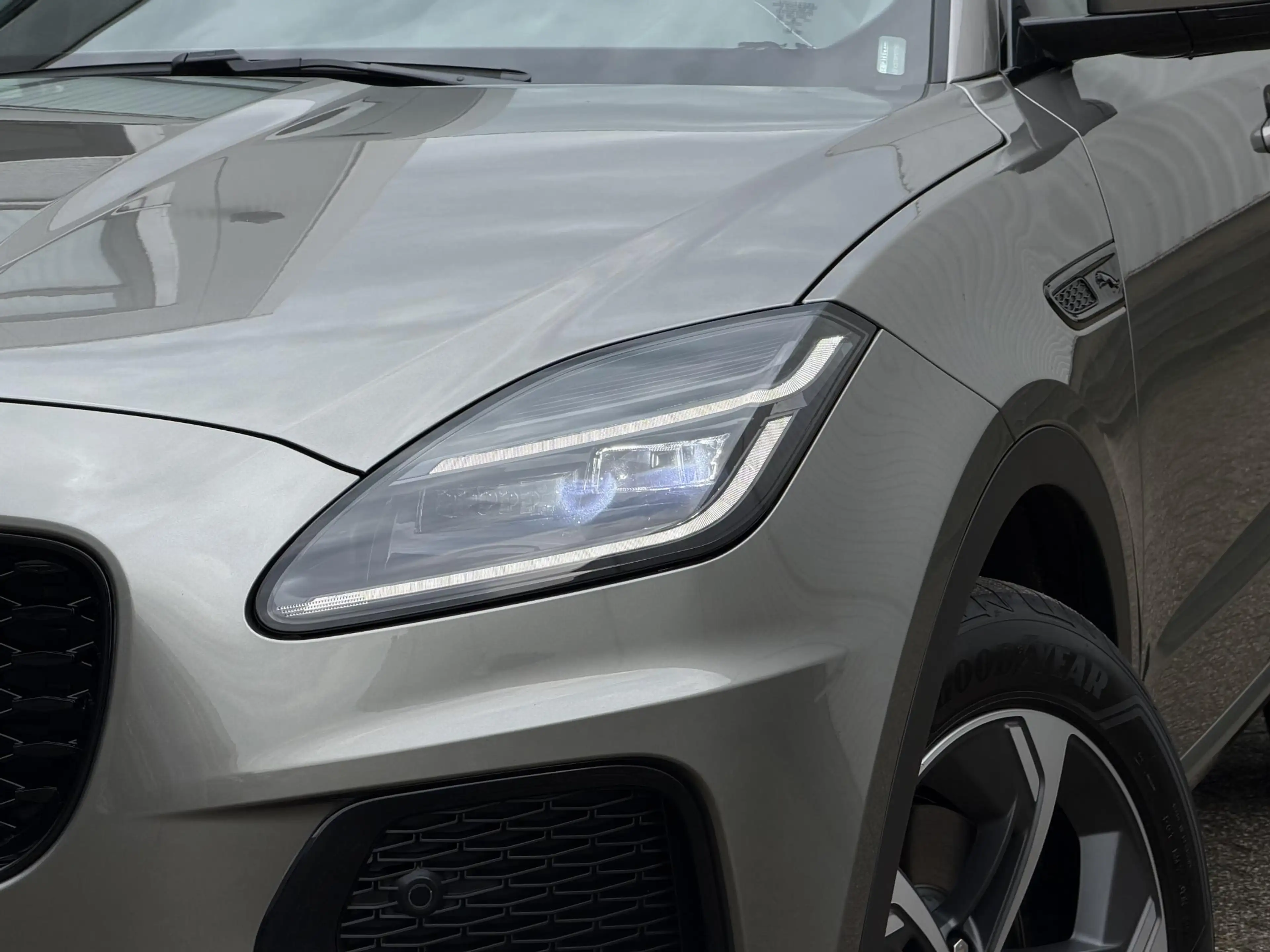 Jaguar E-Pace 1.5 P300e AWD R-Dynamic HSE | Leder/Carplay/3D-Cam — photo 13