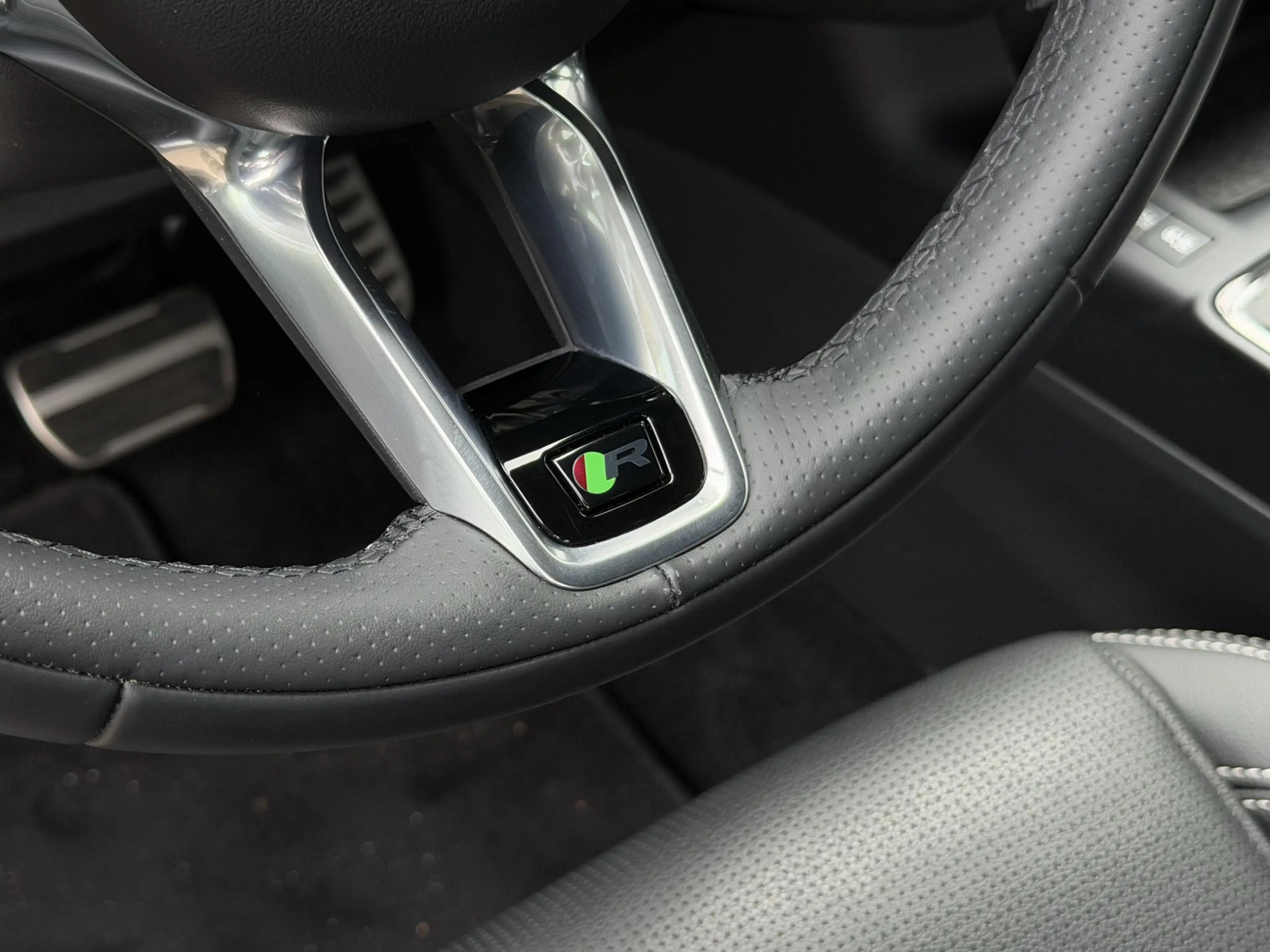 Jaguar E-Pace 1.5 P300e AWD R-Dynamic HSE | Leder/Carplay/3D-Cam — photo 49