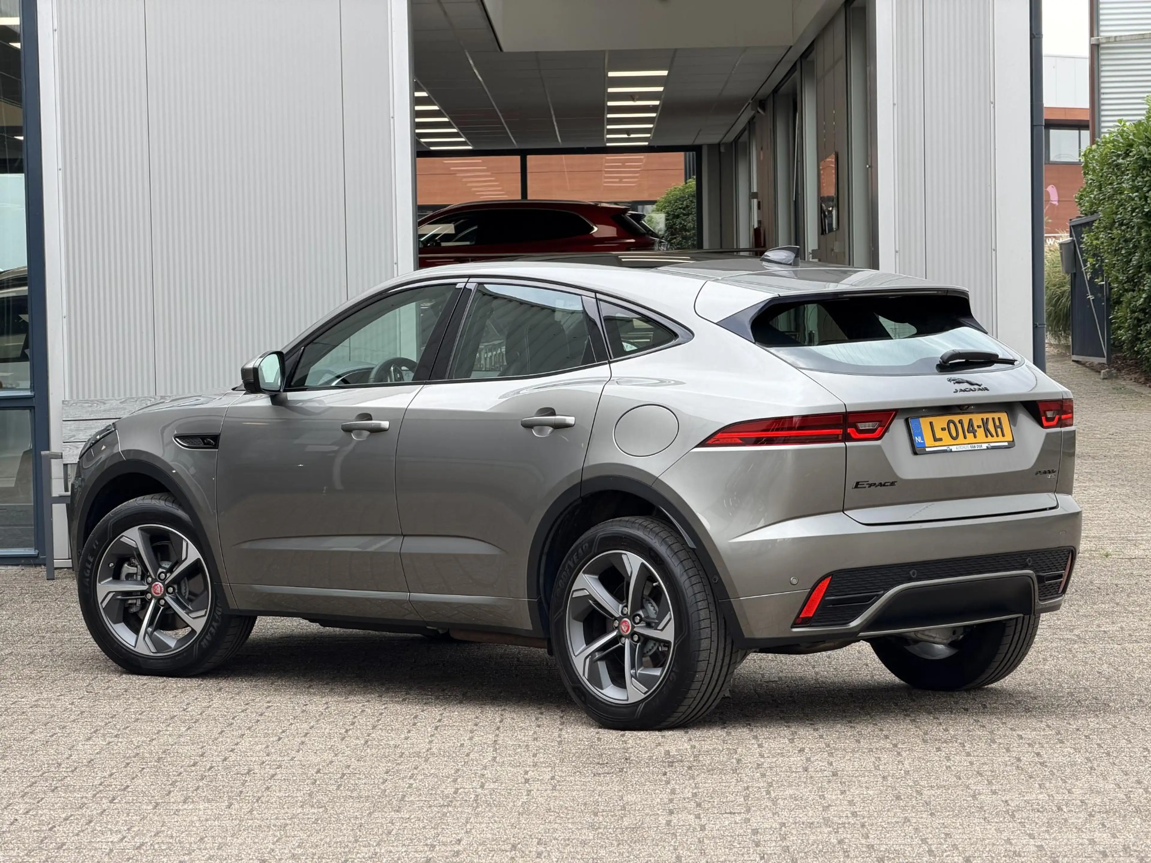 Jaguar E-Pace 1.5 P300e AWD R-Dynamic HSE | Leder/Carplay/3D-Cam — photo 32