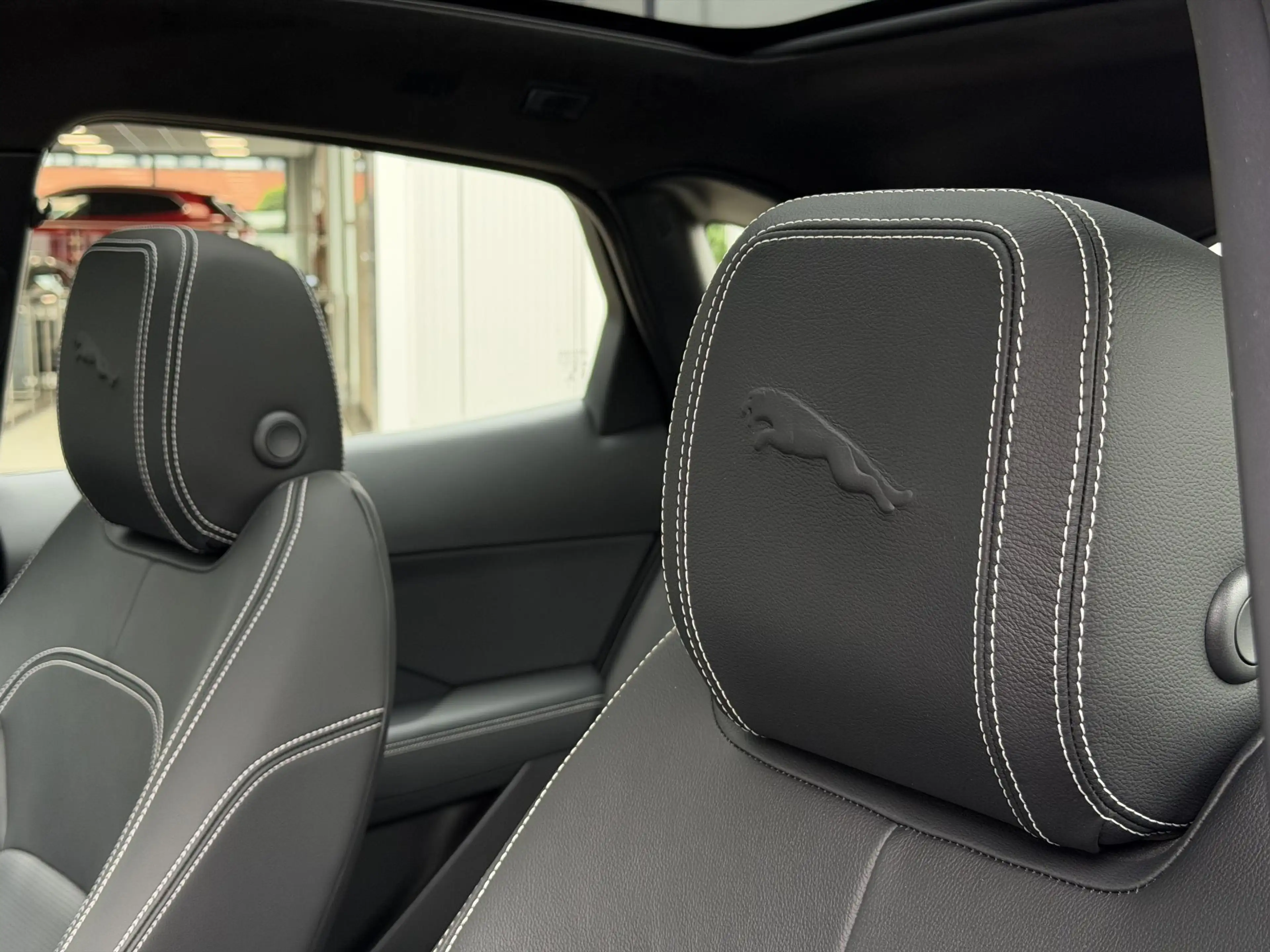 Jaguar E-Pace 1.5 P300e AWD R-Dynamic HSE | Leder/Carplay/3D-Cam — photo 10