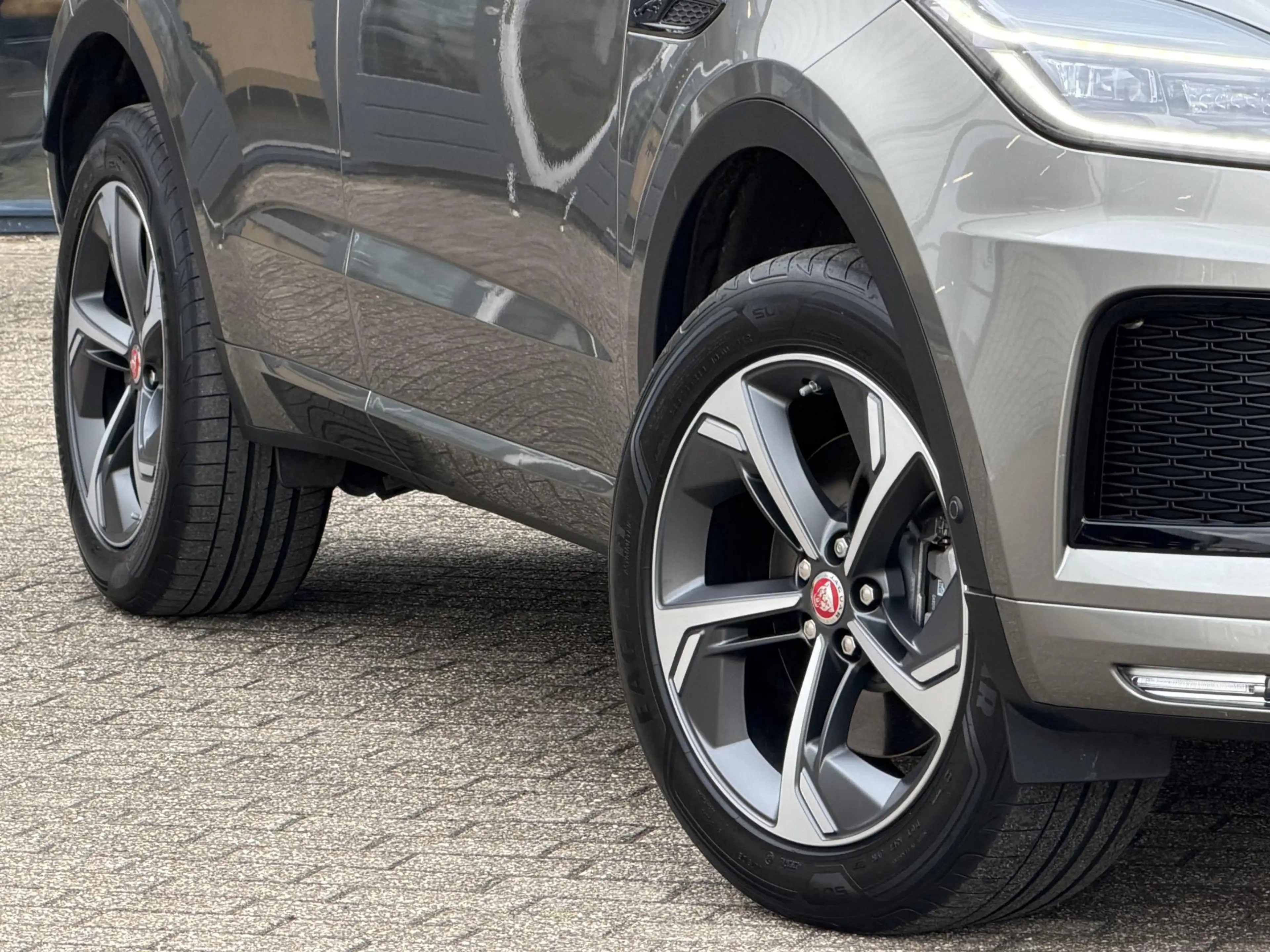 Jaguar E-Pace 1.5 P300e AWD R-Dynamic HSE | Leder/Carplay/3D-Cam — photo 41