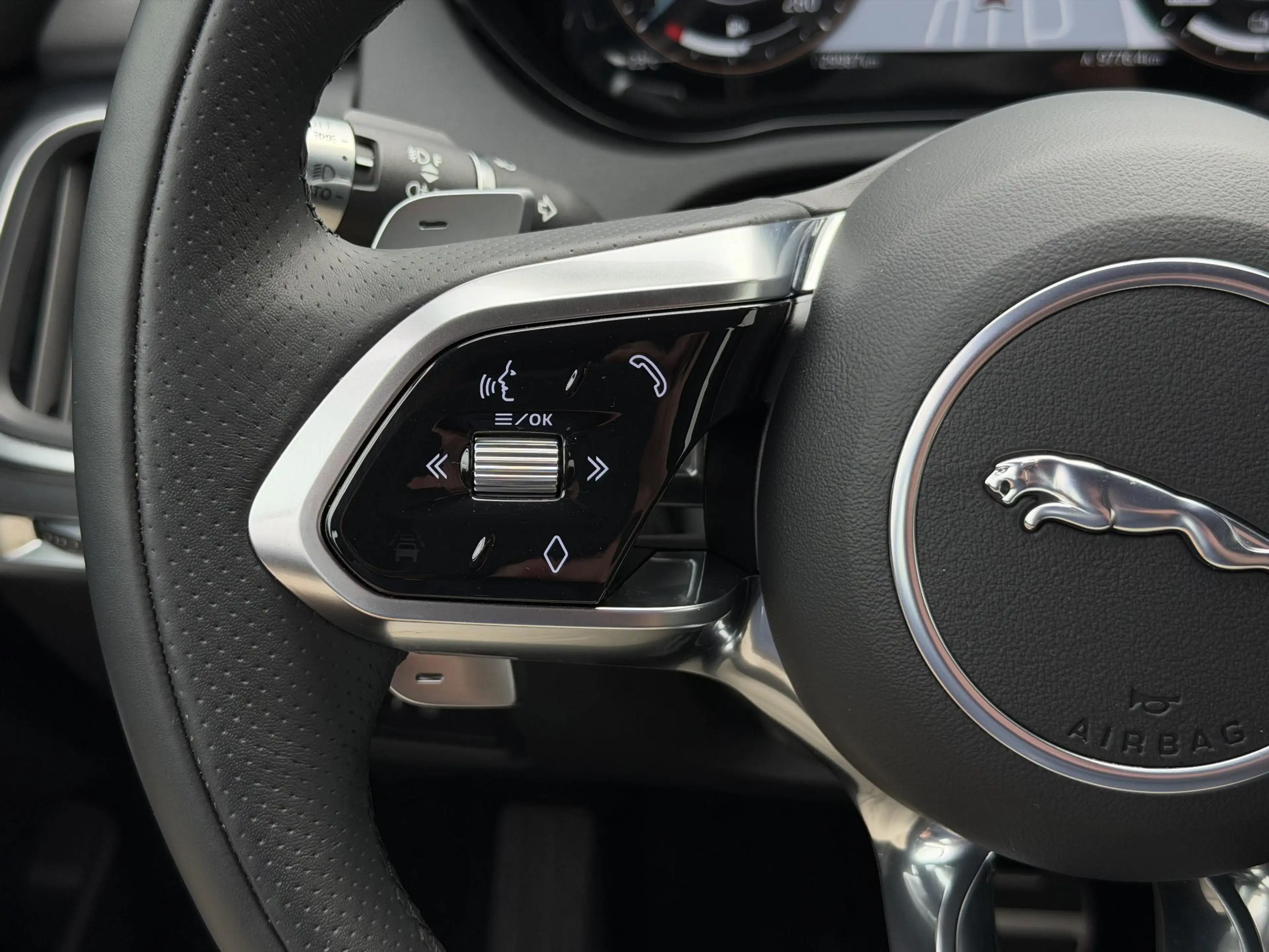 Jaguar E-Pace 1.5 P300e AWD R-Dynamic HSE | Leder/Carplay/3D-Cam — photo 48