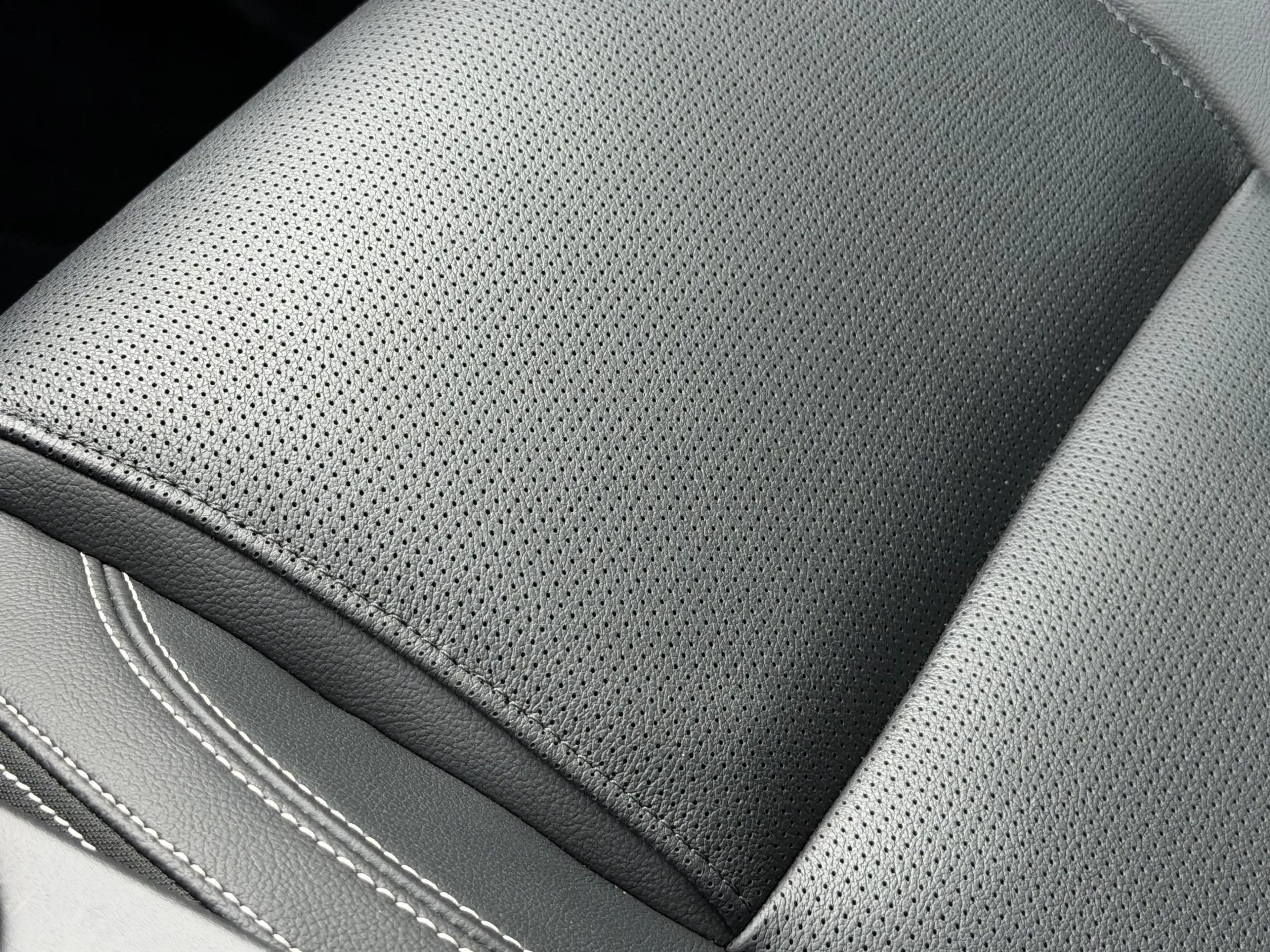 Jaguar E-Pace 1.5 P300e AWD R-Dynamic HSE | Leder/Carplay/3D-Cam — photo 50