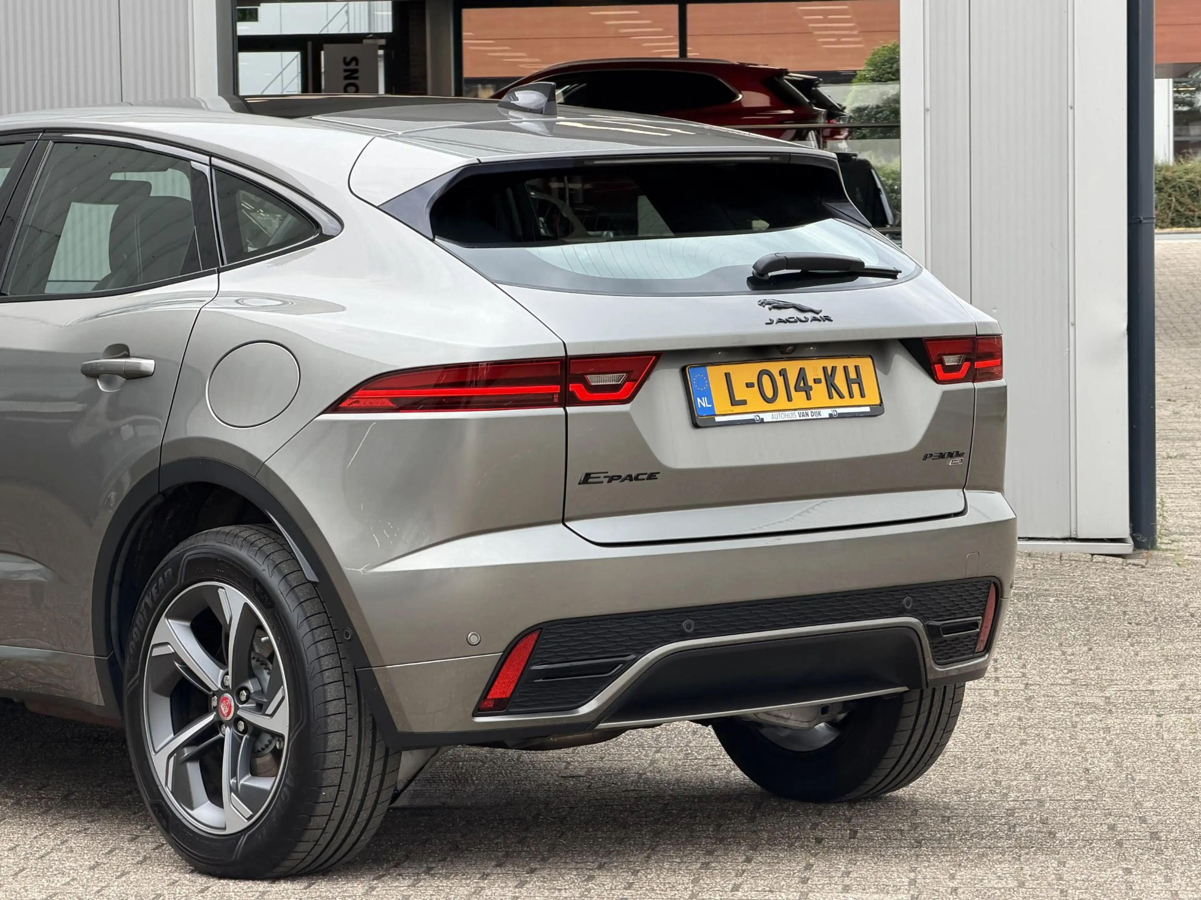 Jaguar E-Pace 1.5 P300e AWD R-Dynamic HSE | Leder/Carplay/3D-Cam — photo 33