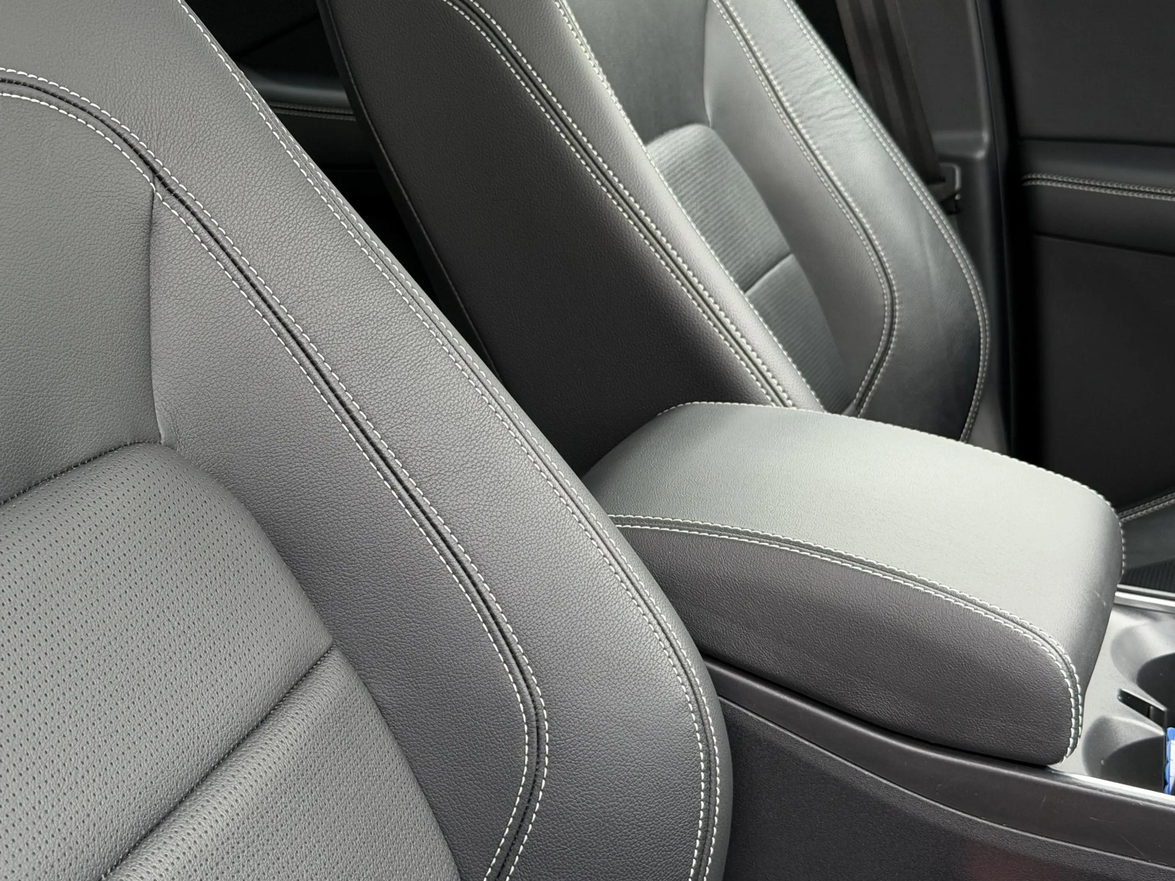 Jaguar E-Pace 1.5 P300e AWD R-Dynamic HSE | Leder/Carplay/3D-Cam — photo 42