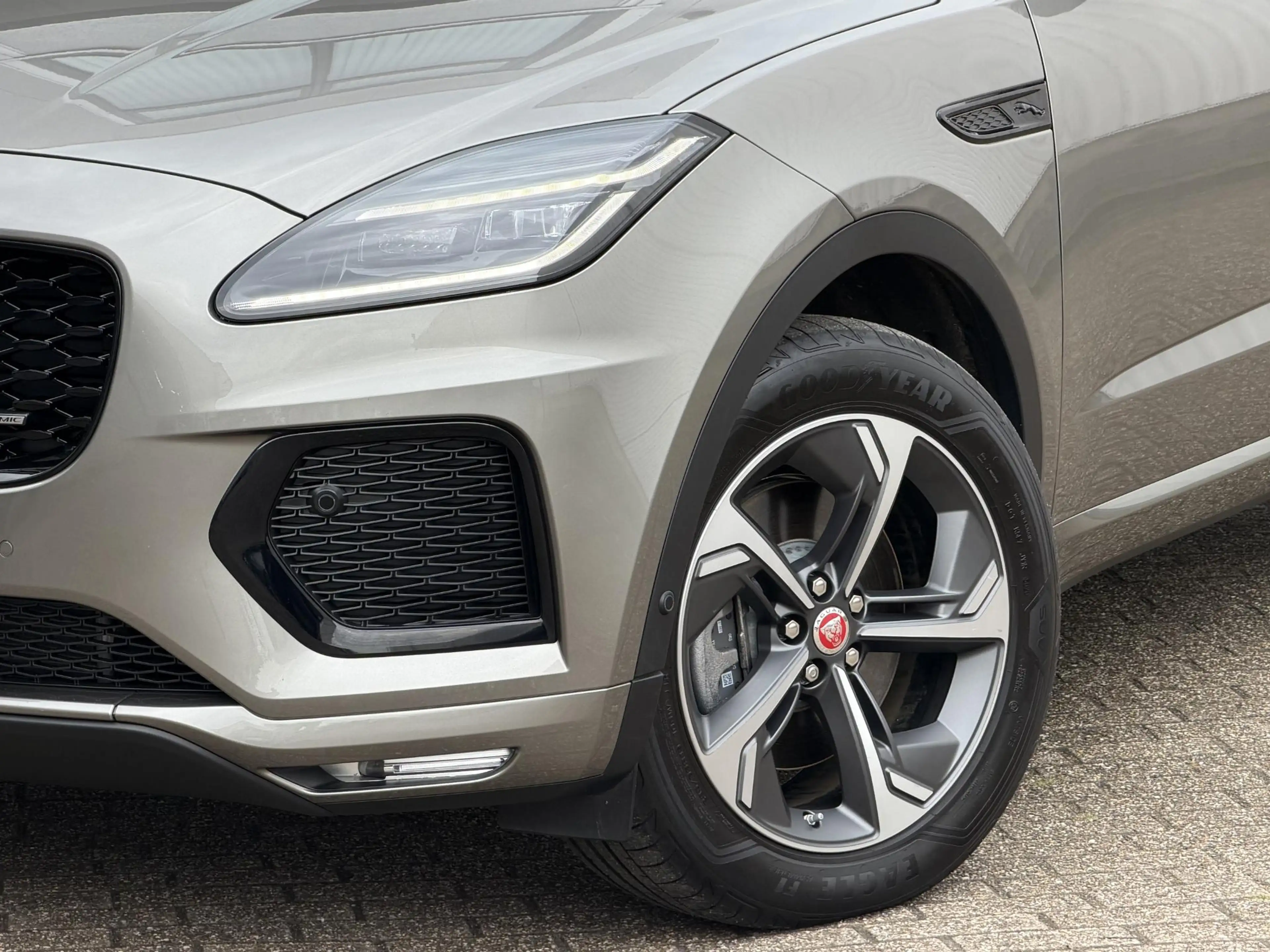 Jaguar E-Pace 1.5 P300e AWD R-Dynamic HSE | Leder/Carplay/3D-Cam — photo 11