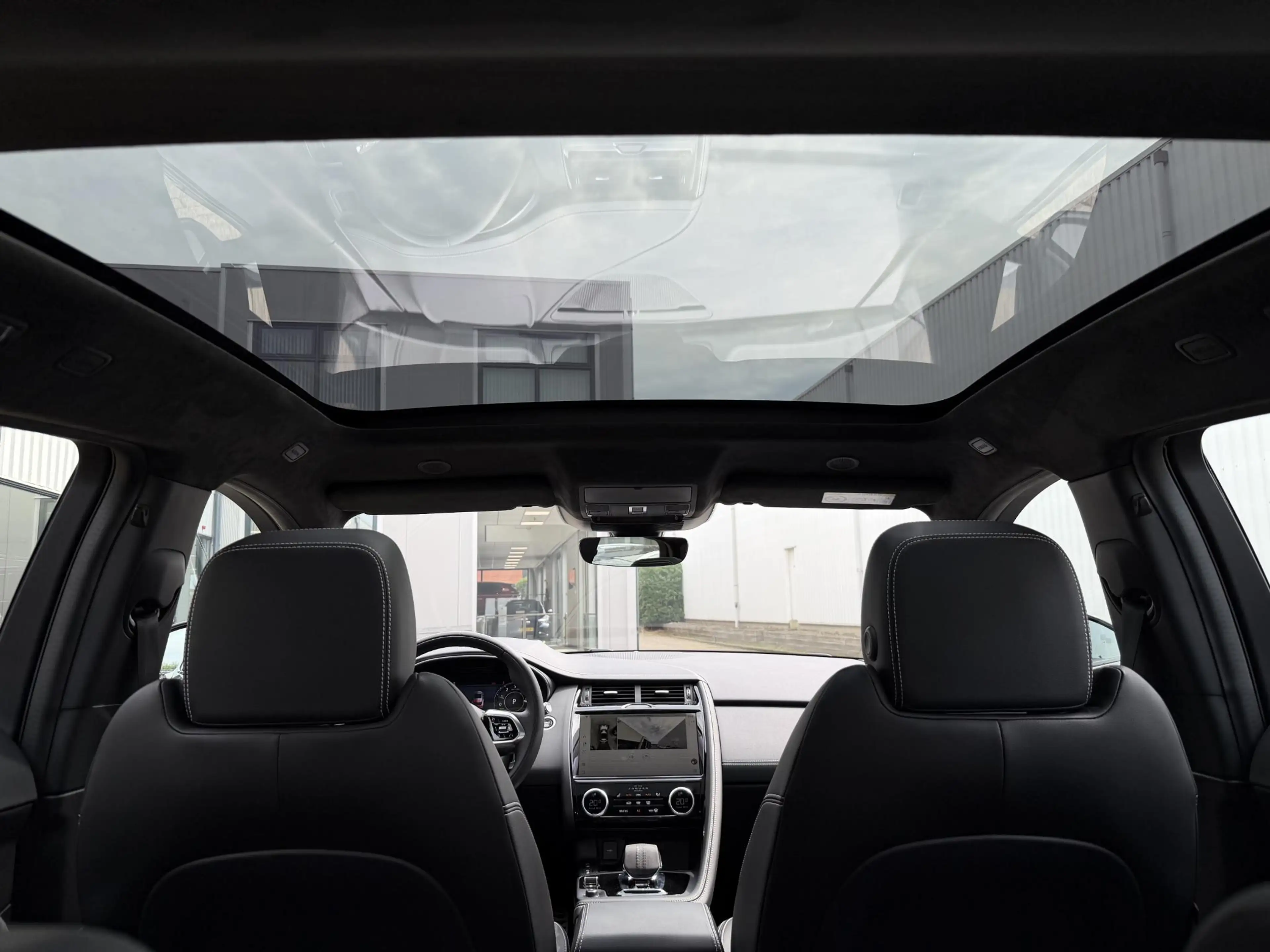 Jaguar E-Pace 1.5 P300e AWD R-Dynamic HSE | Leder/Carplay/3D-Cam — photo 16