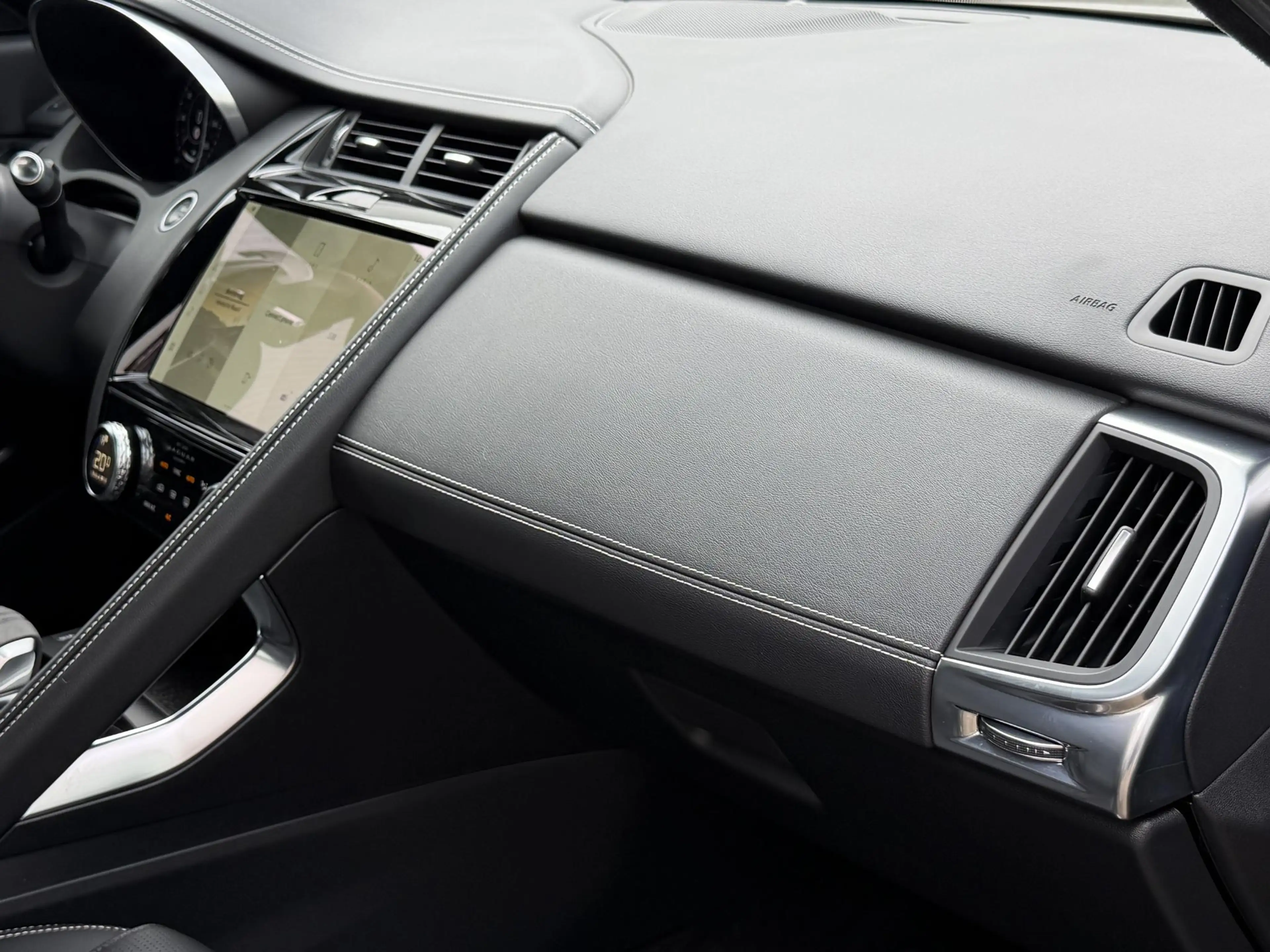 Jaguar E-Pace 1.5 P300e AWD R-Dynamic HSE | Leder/Carplay/3D-Cam — photo 19