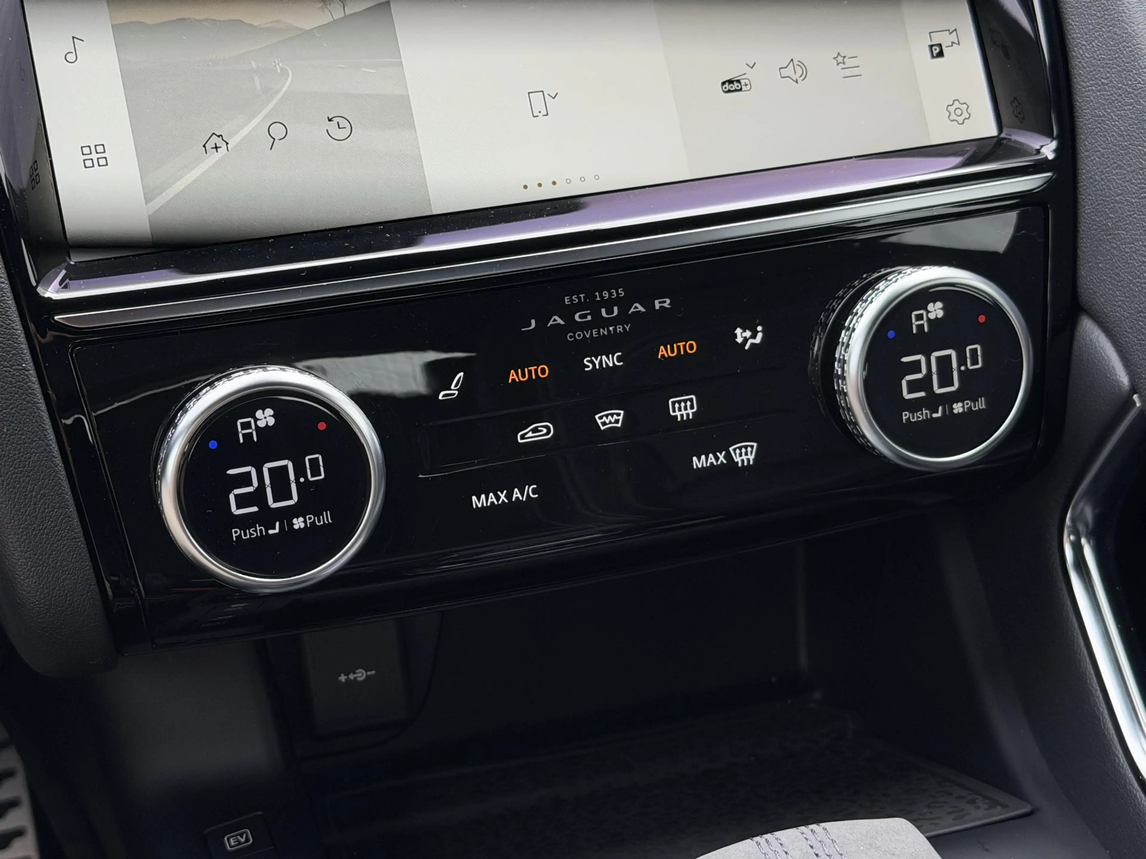 Jaguar E-Pace 1.5 P300e AWD R-Dynamic HSE | Leder/Carplay/3D-Cam — photo 29