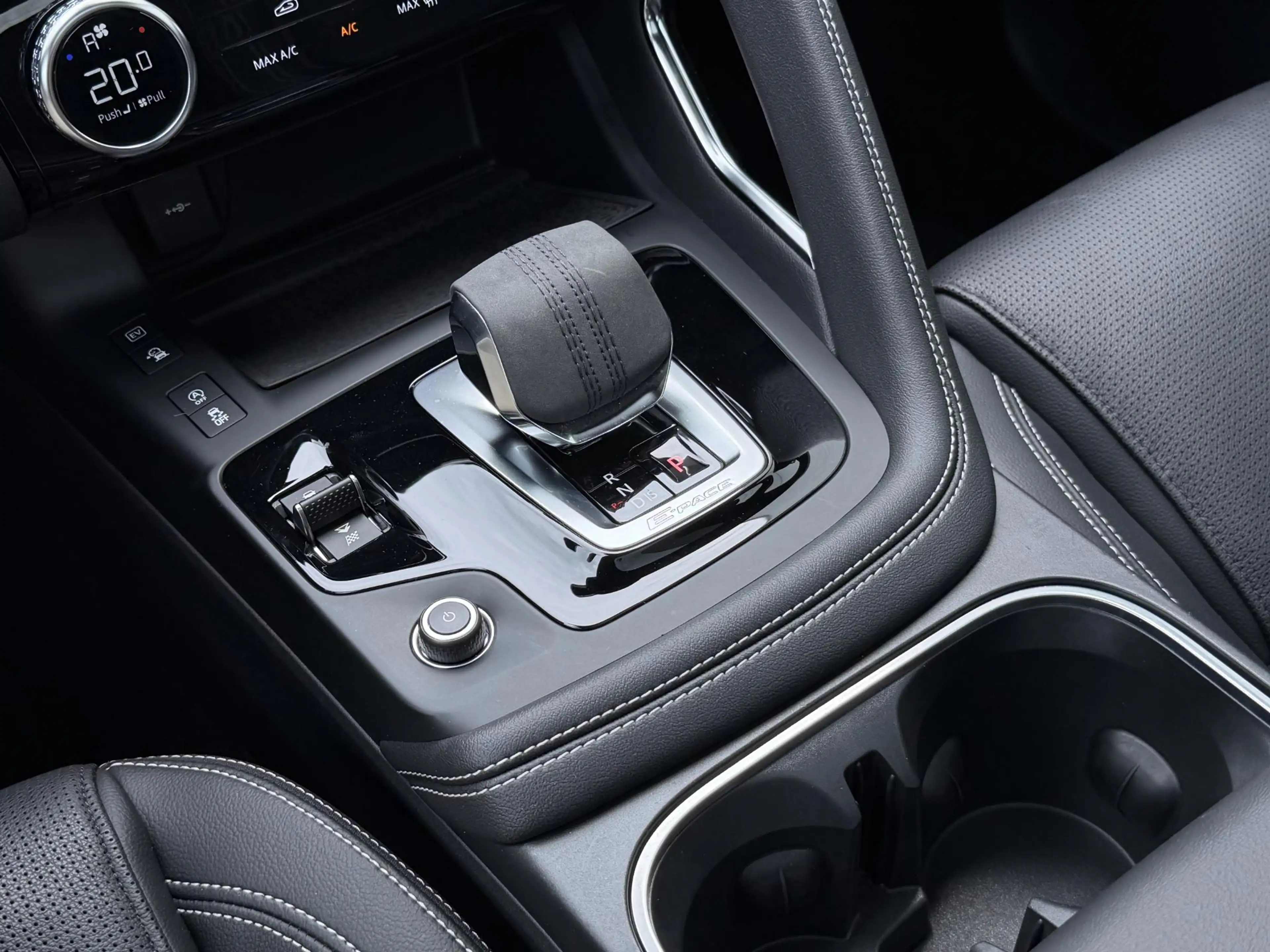 Jaguar E-Pace 1.5 P300e AWD R-Dynamic HSE | Leder/Carplay/3D-Cam — photo 28