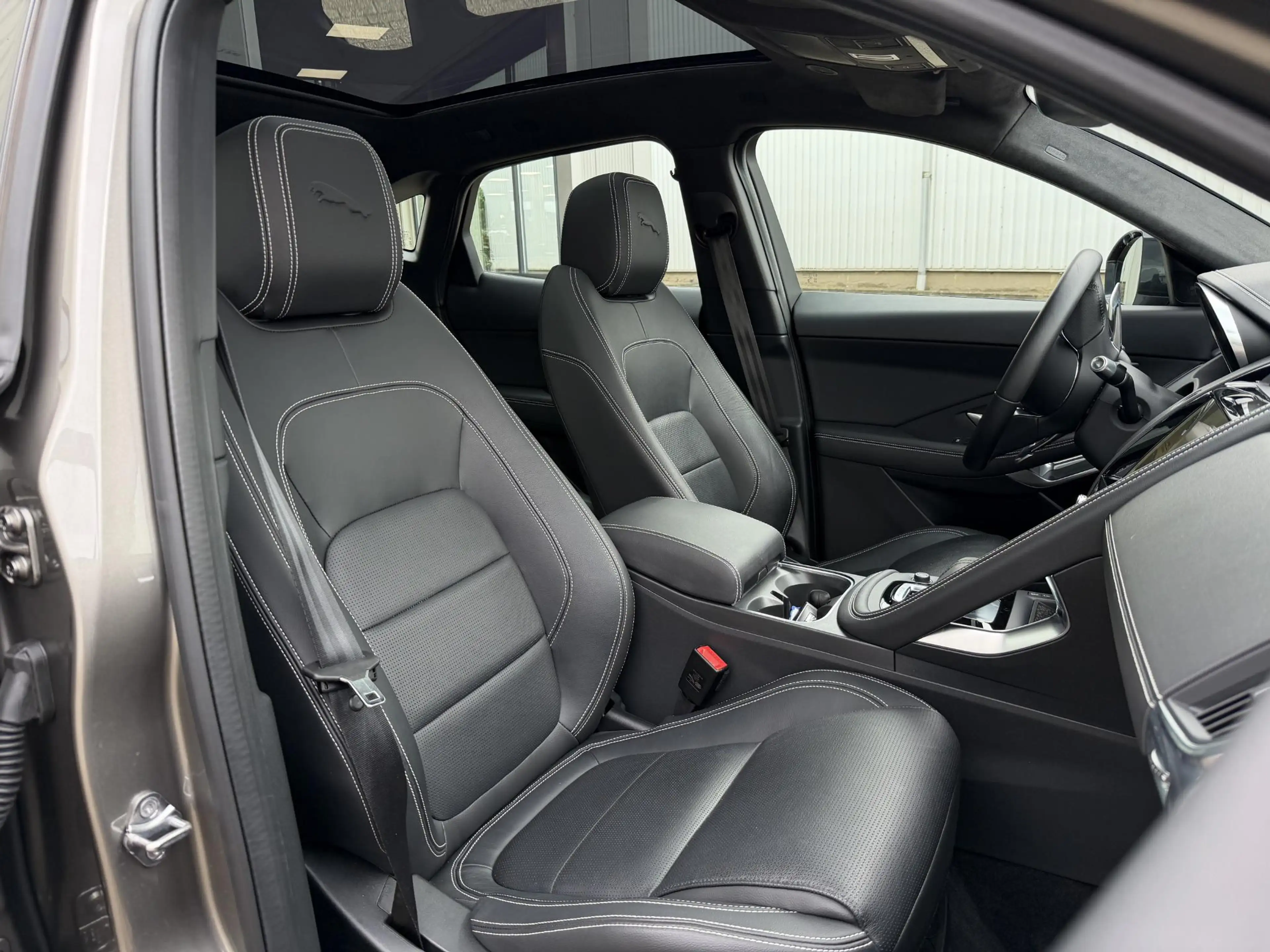 Jaguar E-Pace 1.5 P300e AWD R-Dynamic HSE | Leder/Carplay/3D-Cam — photo 17