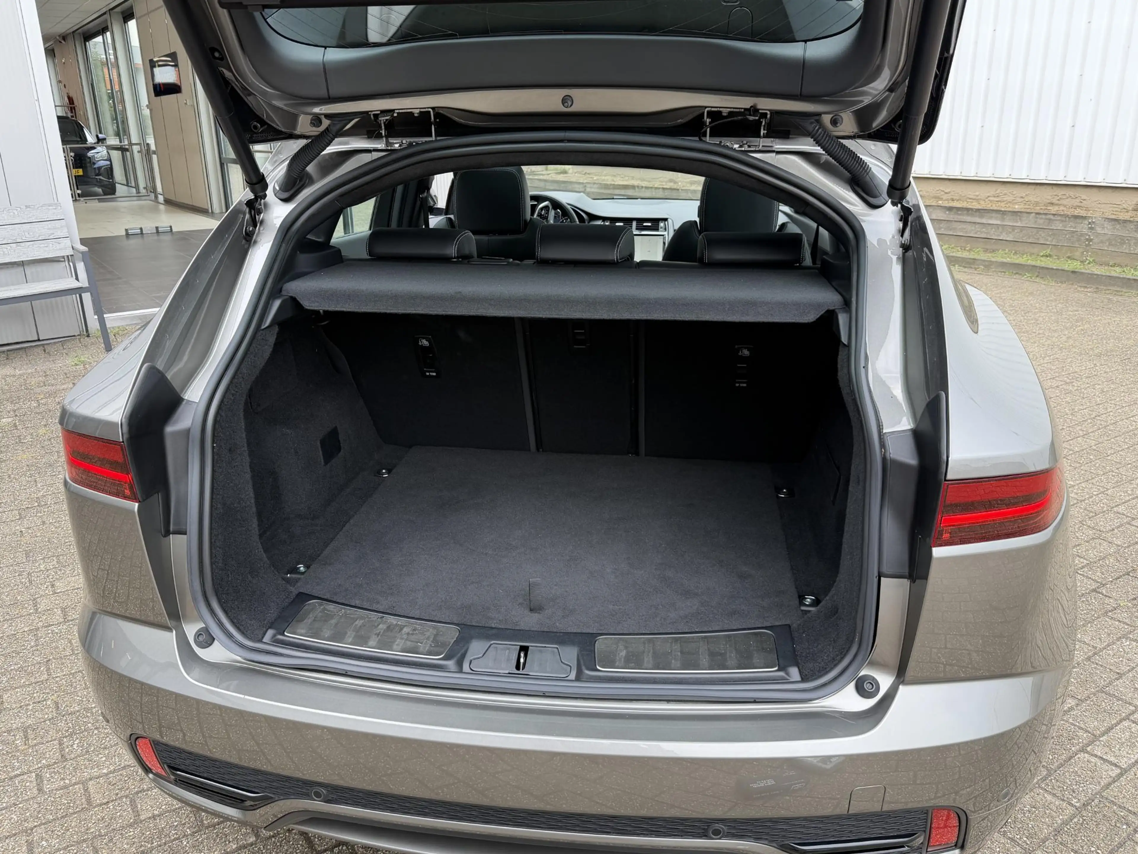 Jaguar E-Pace 1.5 P300e AWD R-Dynamic HSE | Leder/Carplay/3D-Cam — photo 25