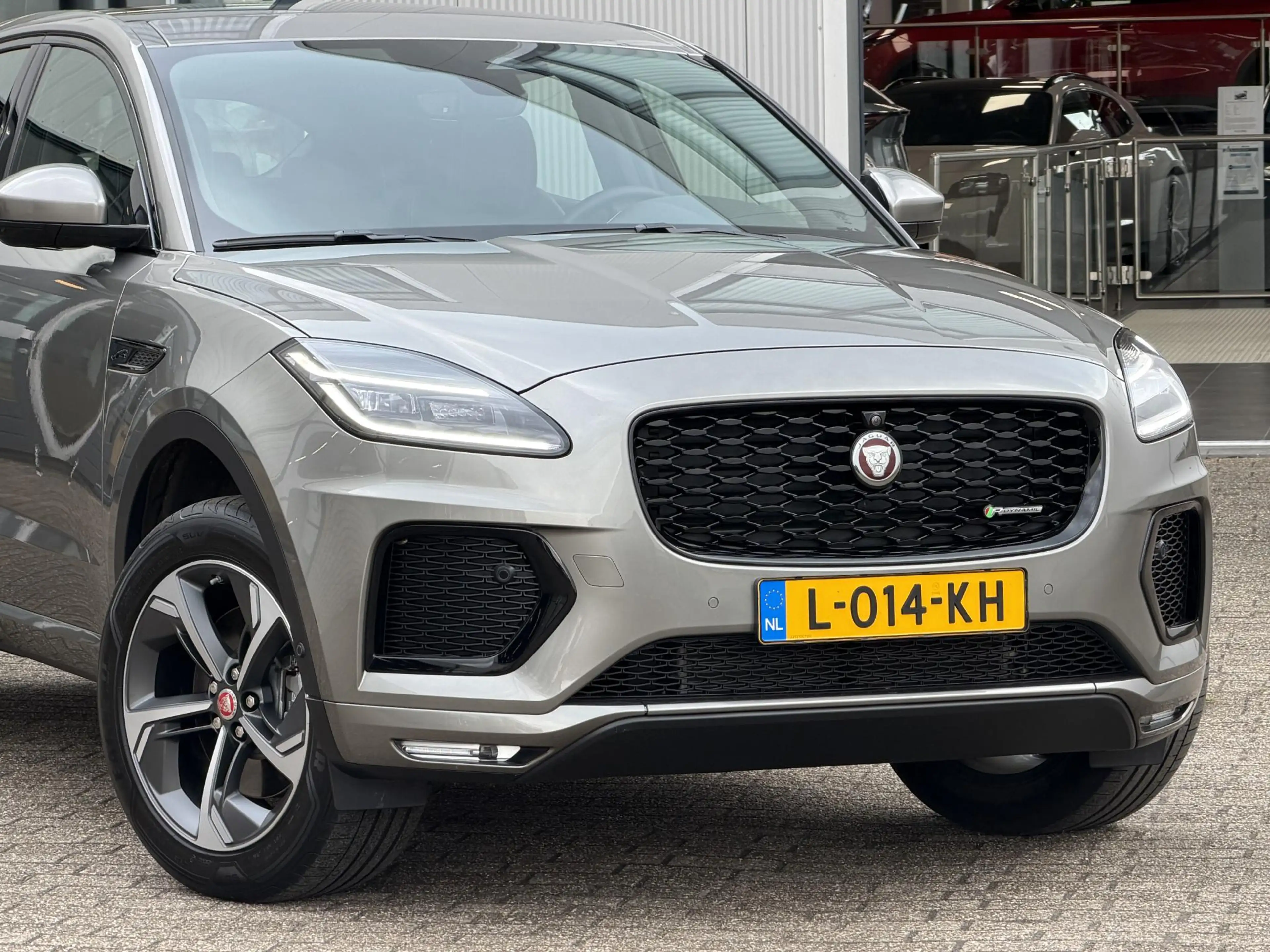 Jaguar E-Pace 1.5 P300e AWD R-Dynamic HSE | Leder/Carplay/3D-Cam — photo 40