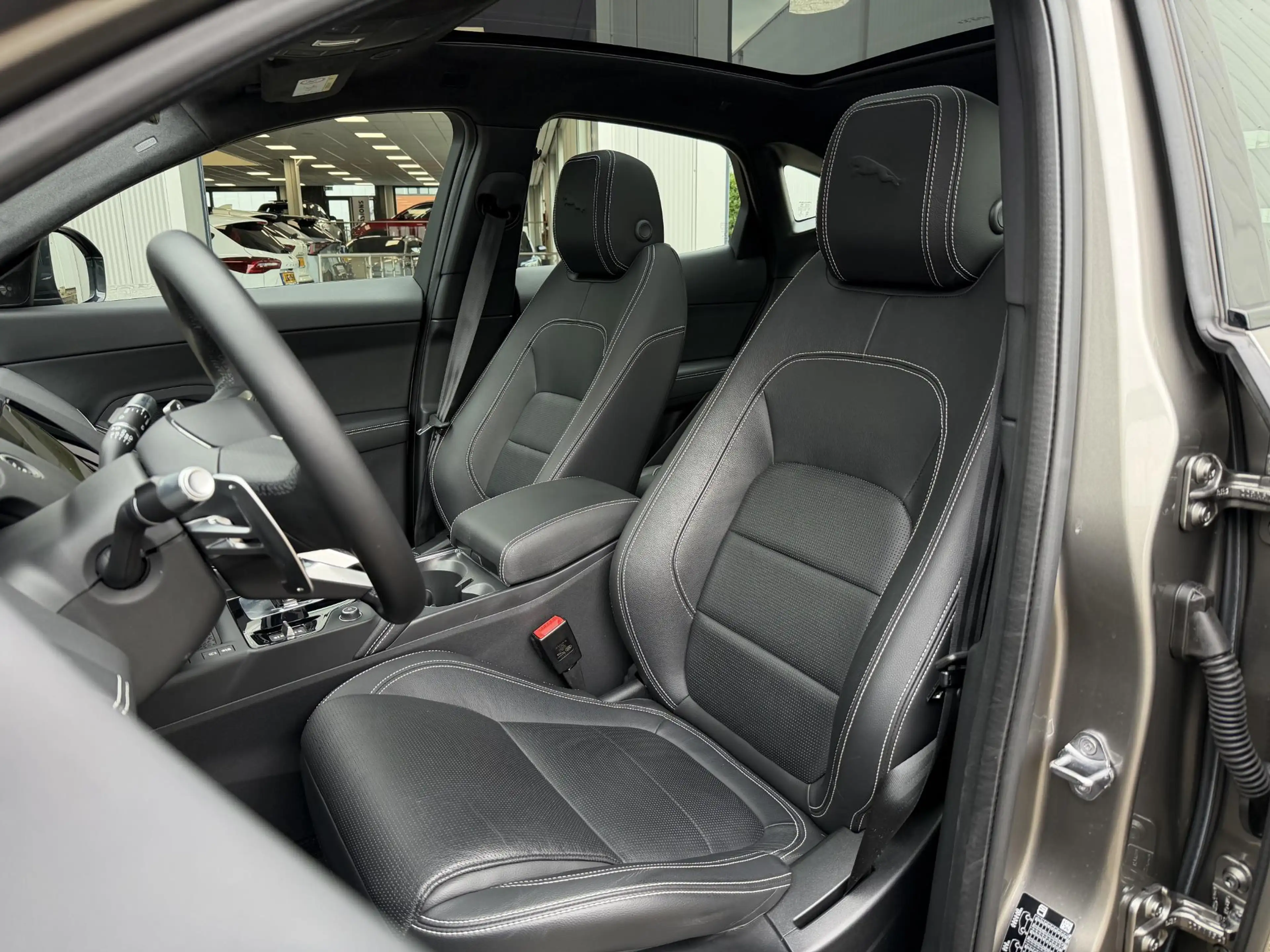 Jaguar E-Pace 1.5 P300e AWD R-Dynamic HSE | Leder/Carplay/3D-Cam — photo 9