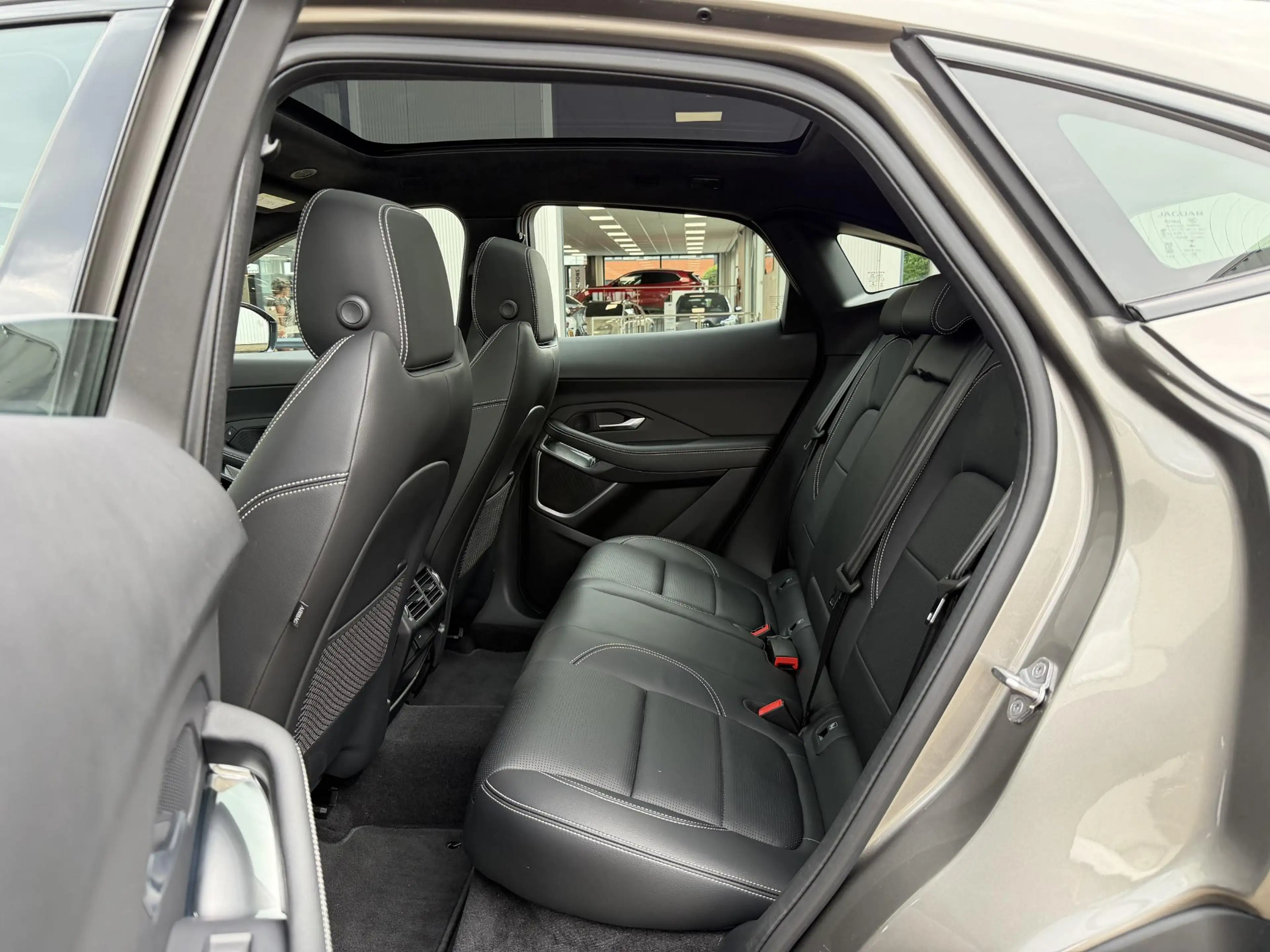 Jaguar E-Pace 1.5 P300e AWD R-Dynamic HSE | Leder/Carplay/3D-Cam — photo 45