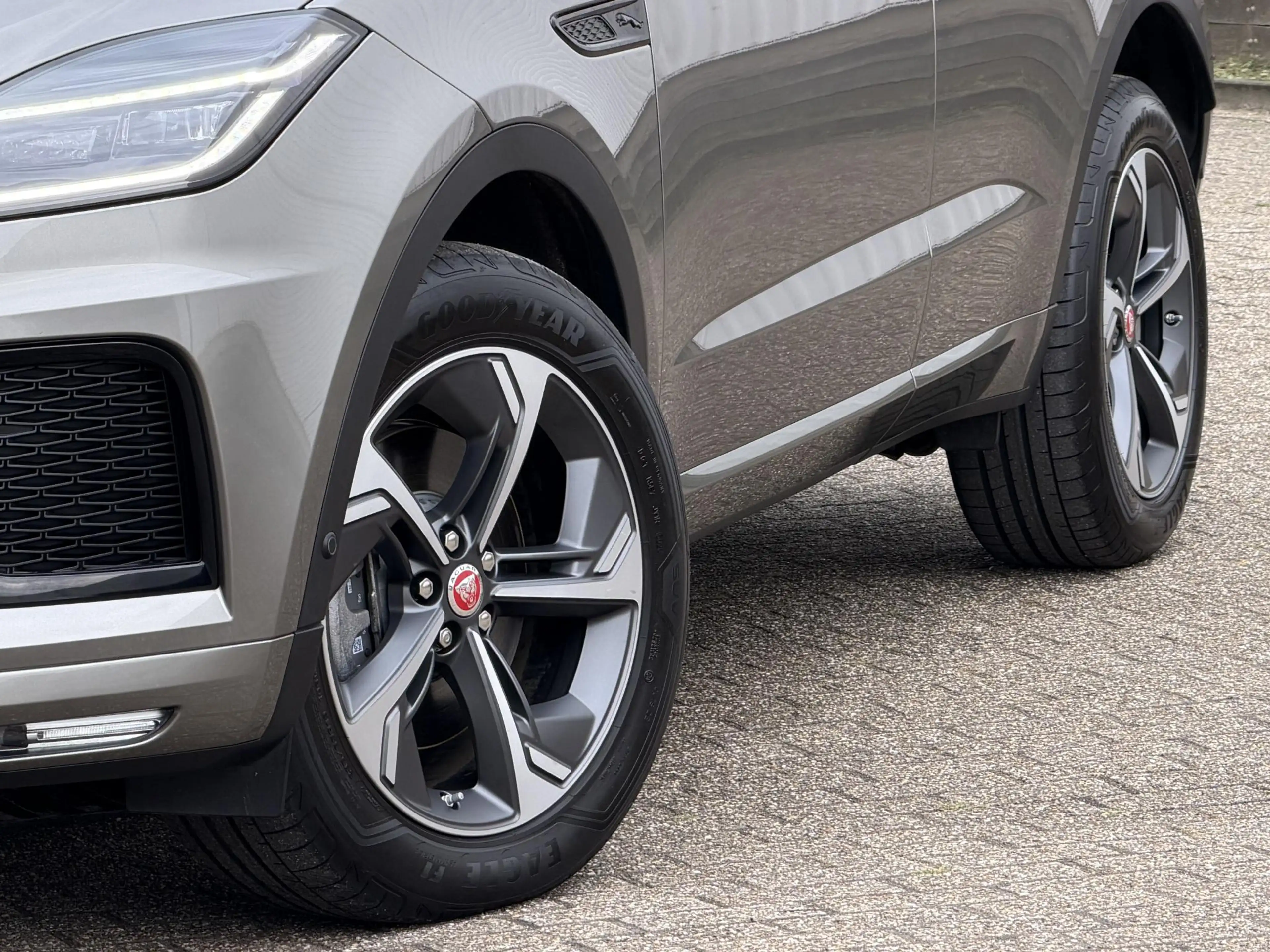 Jaguar E-Pace 1.5 P300e AWD R-Dynamic HSE | Leder/Carplay/3D-Cam — photo 8
