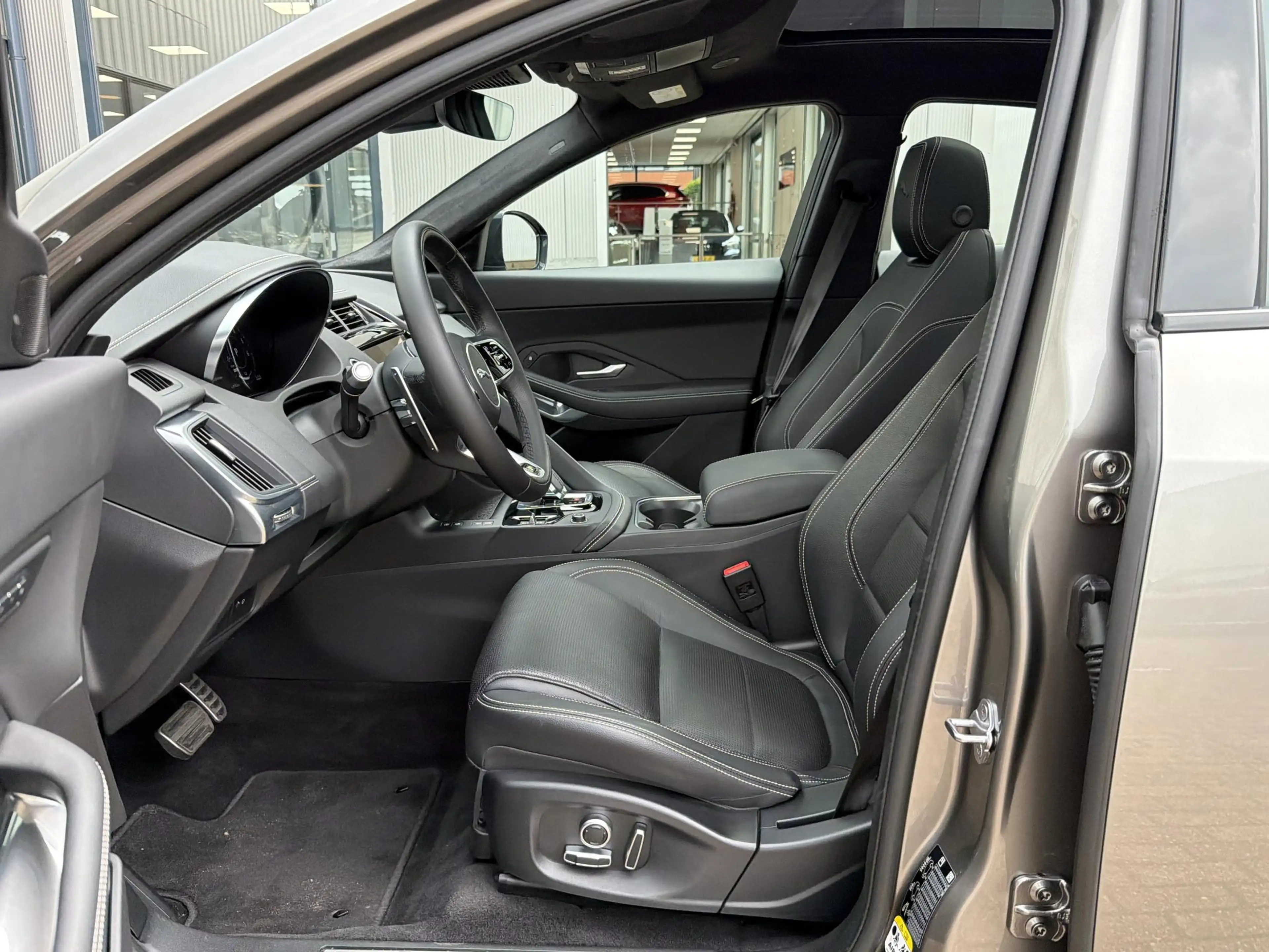 Jaguar E-Pace 1.5 P300e AWD R-Dynamic HSE | Leder/Carplay/3D-Cam — photo 44