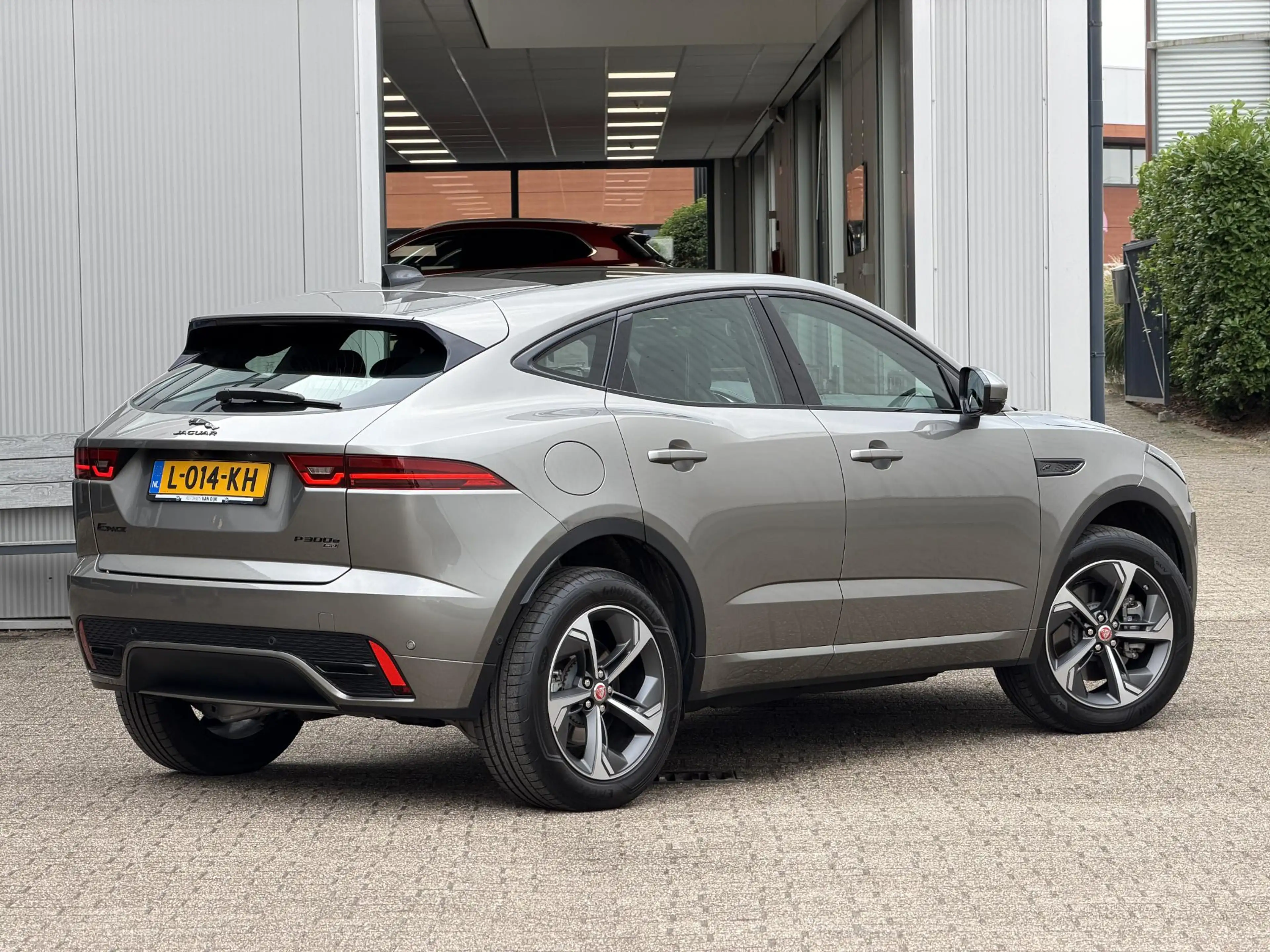 Jaguar E-Pace 1.5 P300e AWD R-Dynamic HSE | Leder/Carplay/3D-Cam — photo 2