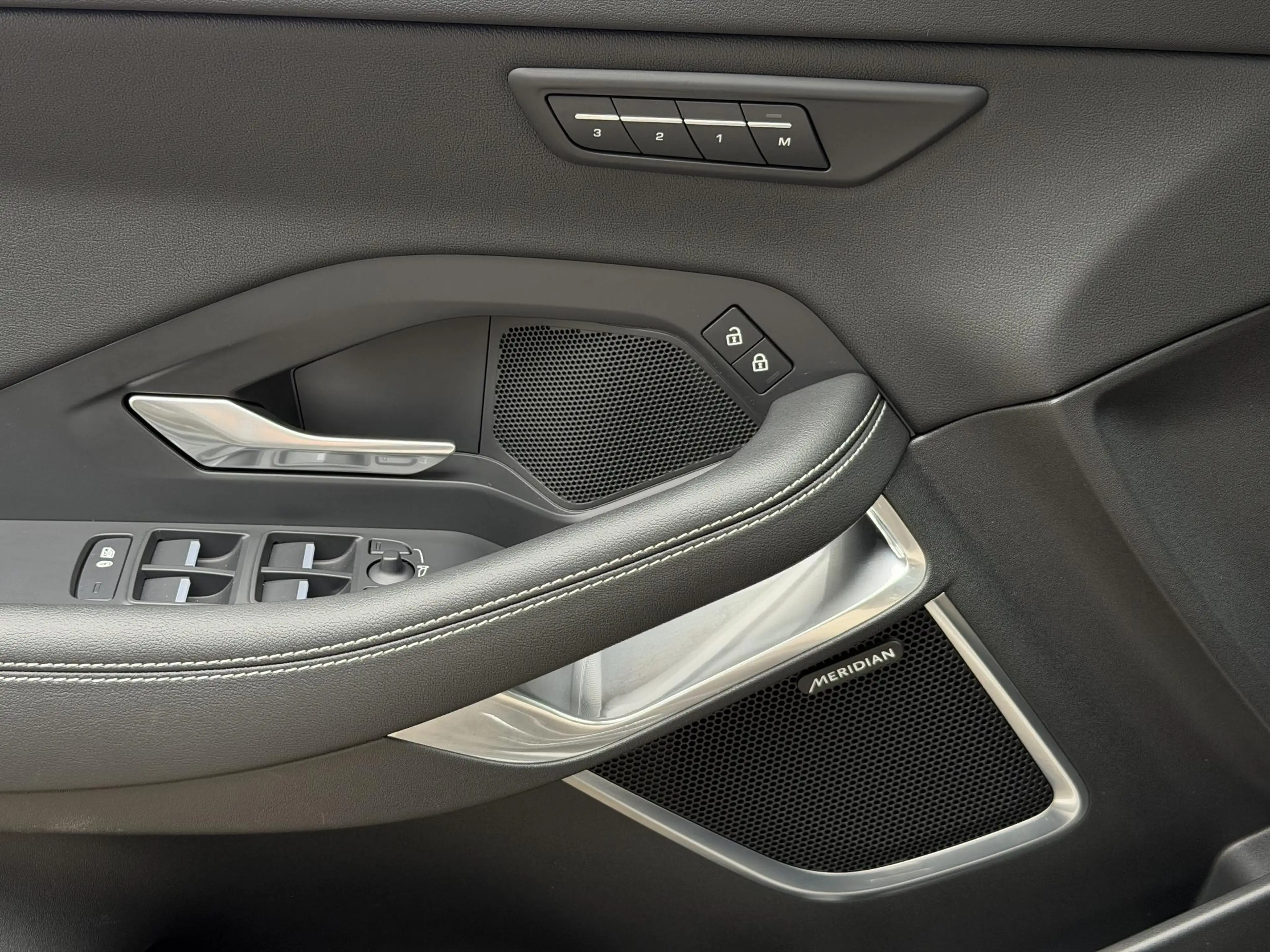 Jaguar E-Pace 1.5 P300e AWD R-Dynamic HSE | Leder/Carplay/3D-Cam — photo 6