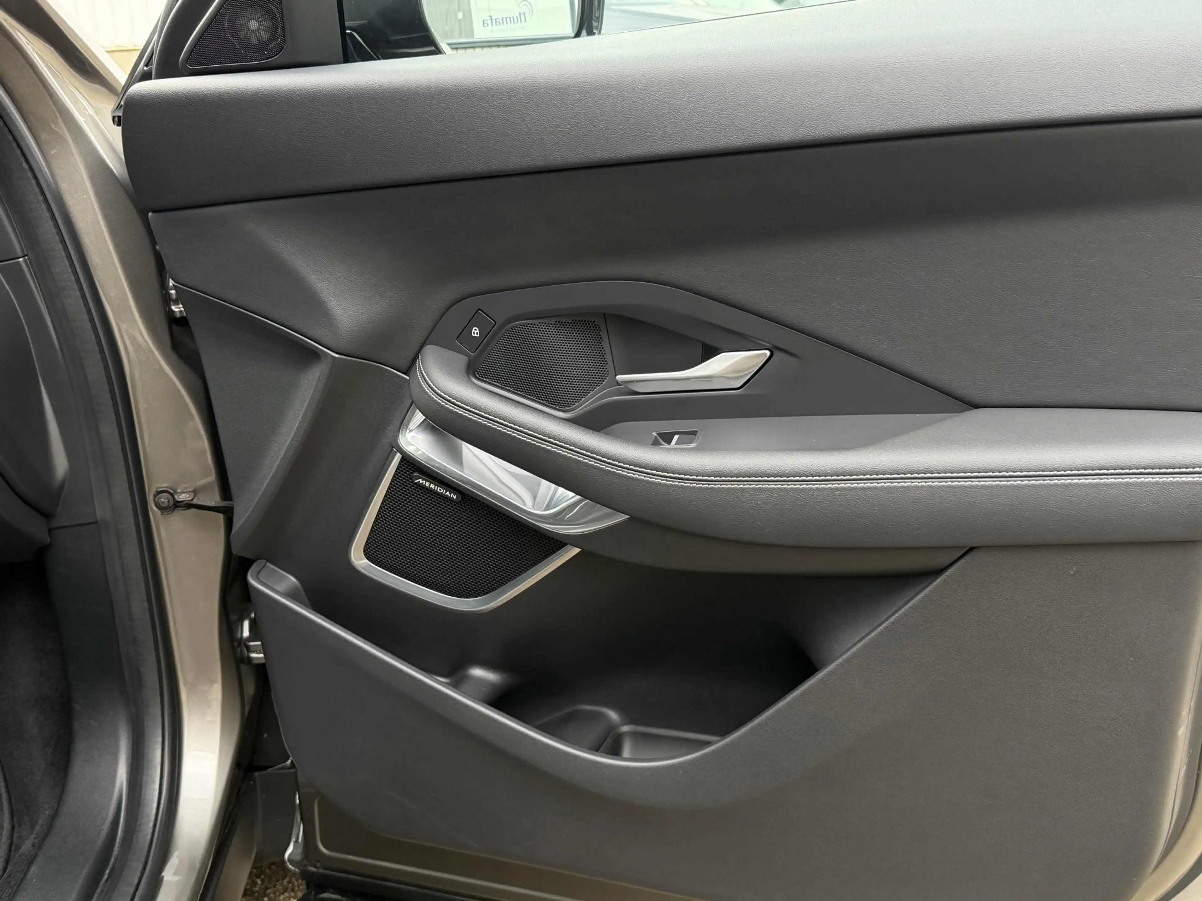 Jaguar E-Pace 1.5 P300e AWD R-Dynamic HSE | Leder/Carplay/3D-Cam — photo 18