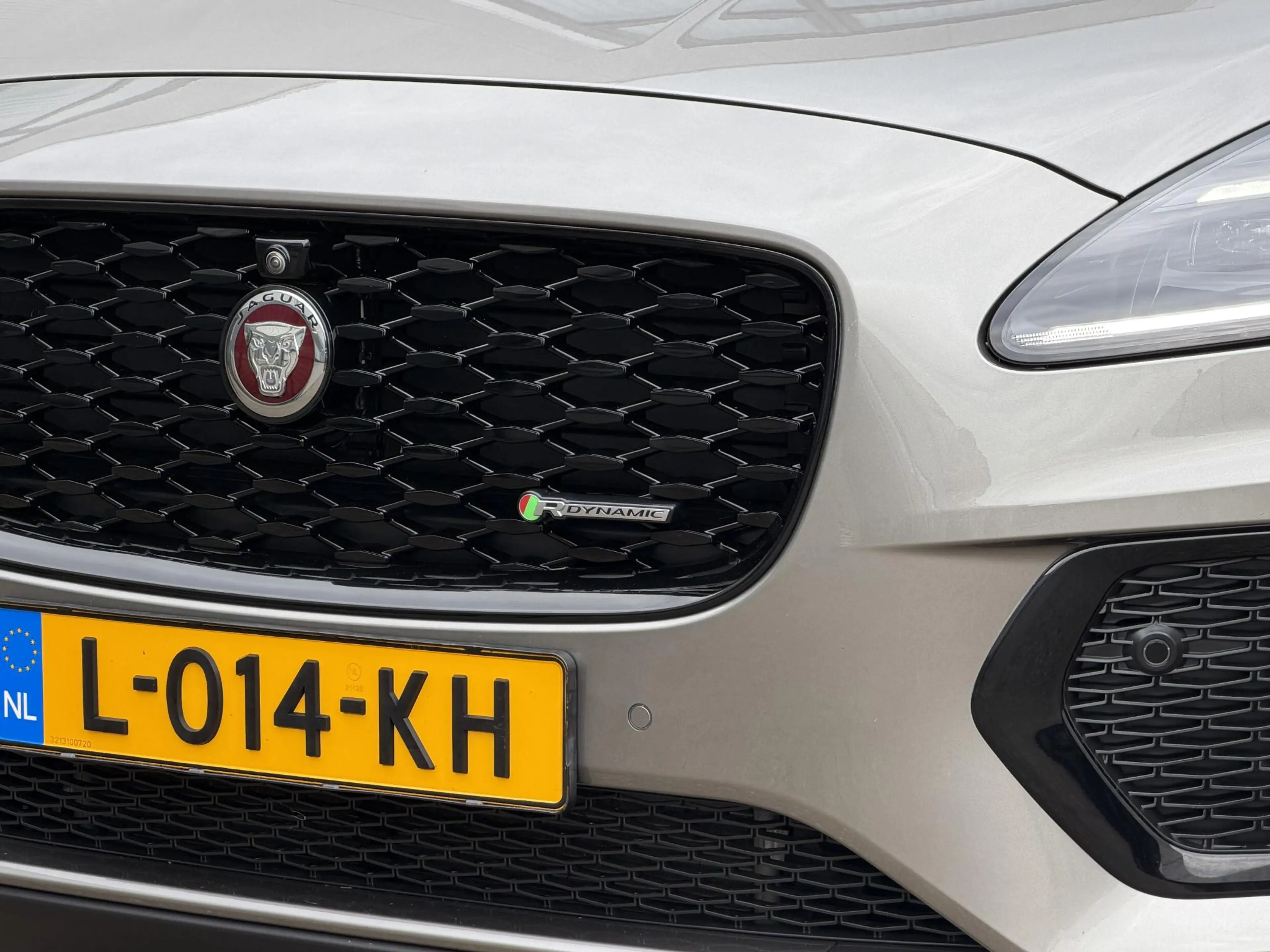 Jaguar E-Pace 1.5 P300e AWD R-Dynamic HSE | Leder/Carplay/3D-Cam — photo 12