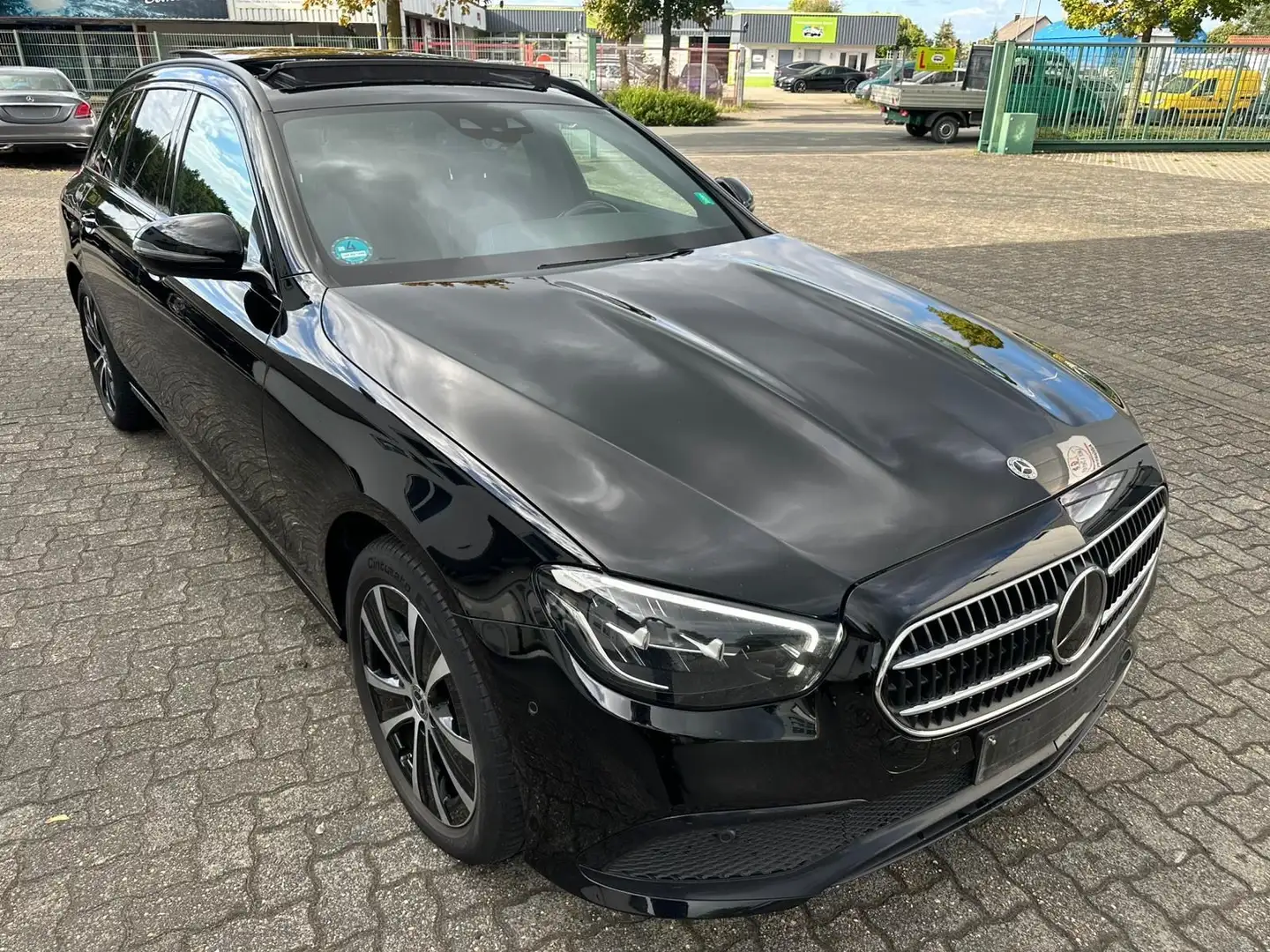 Mercedes-Benz E 300 de 4M 9G Avantgarde Night Pano AHK Distro Noir - 2