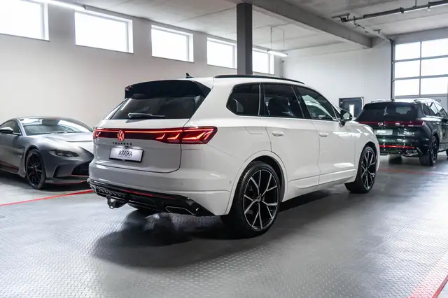 Volkswagen Touareg view 7