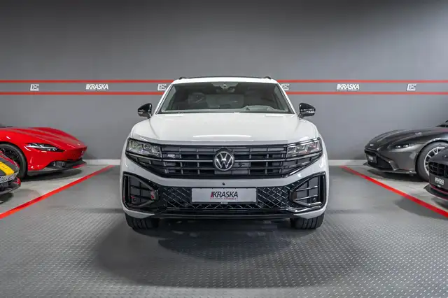 Volkswagen Touareg view 4