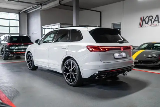 Volkswagen Touareg view 10