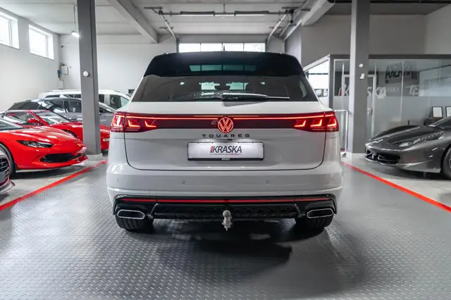Volkswagen Touareg view 8