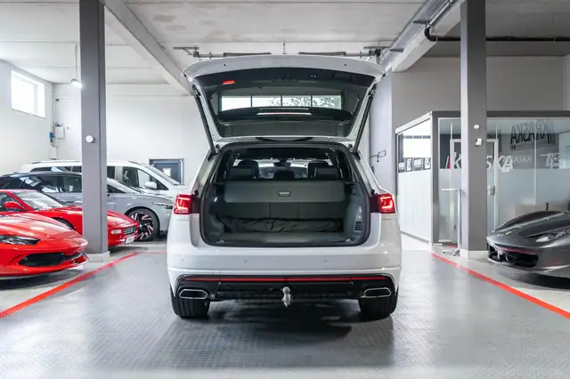 Volkswagen Touareg view 9