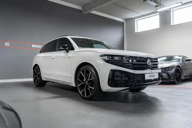 Volkswagen Touareg view 5
