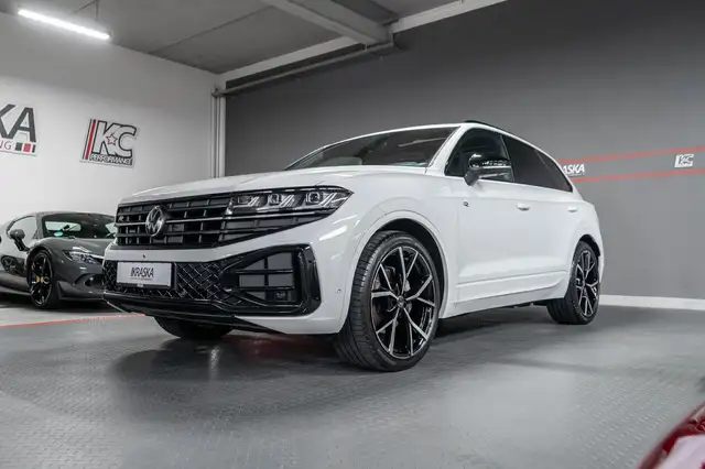 Volkswagen Touareg view 3