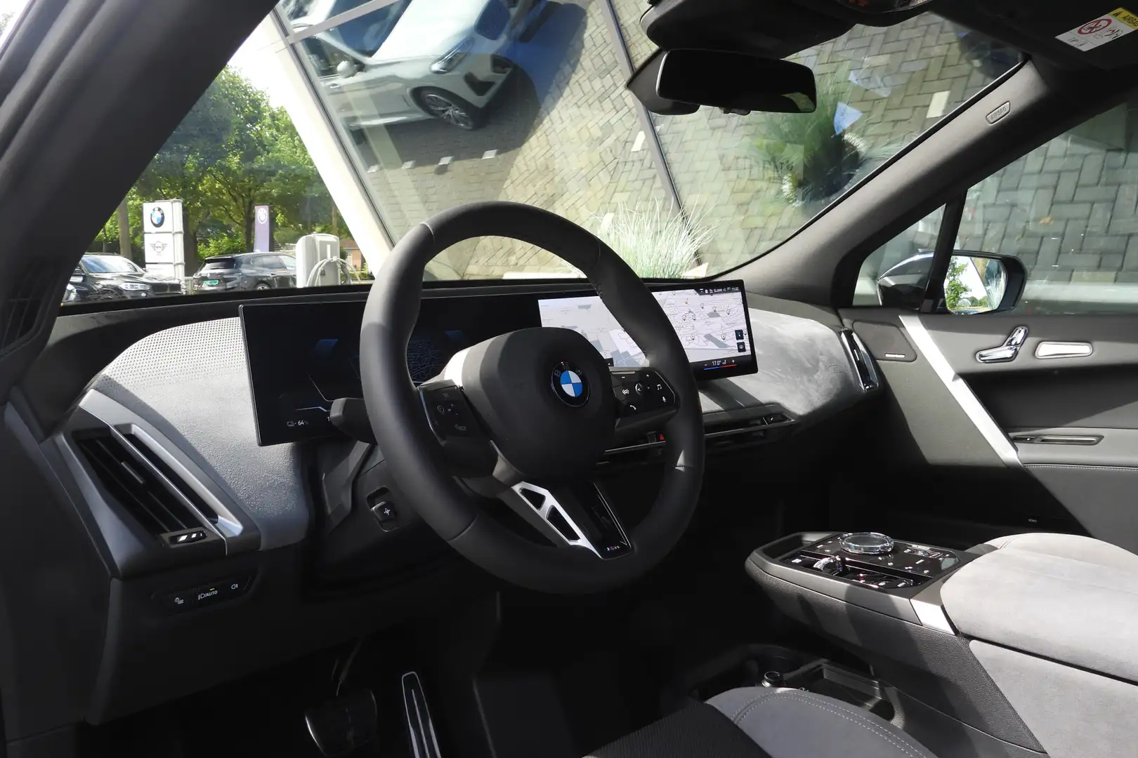 BMW iX xDrive45 M Sport / Panoramadak / Trekhaak / Soft-C Schwarz - 2