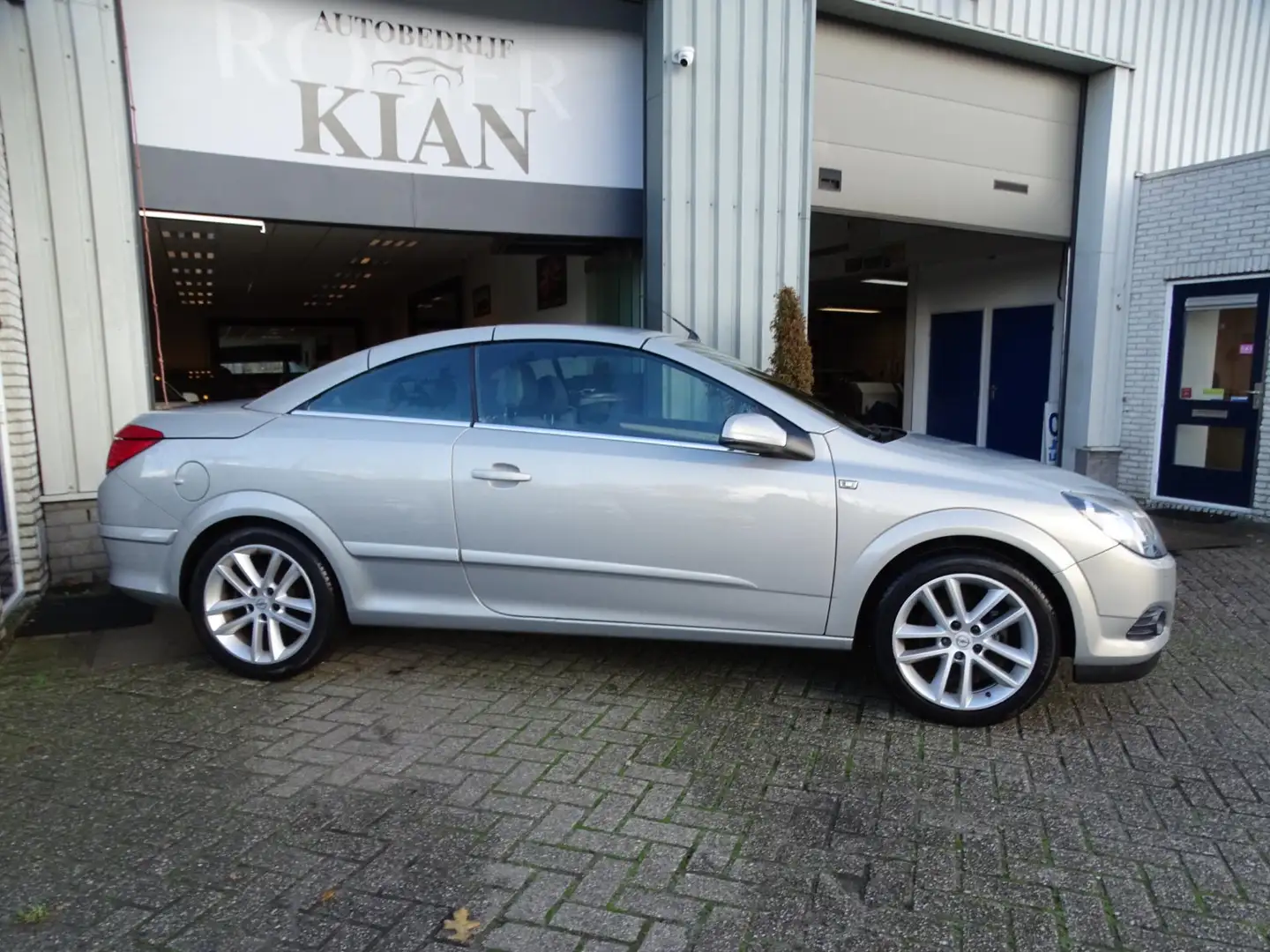 Opel Astra TwinTop 1.8 Cosmo Grau - 2